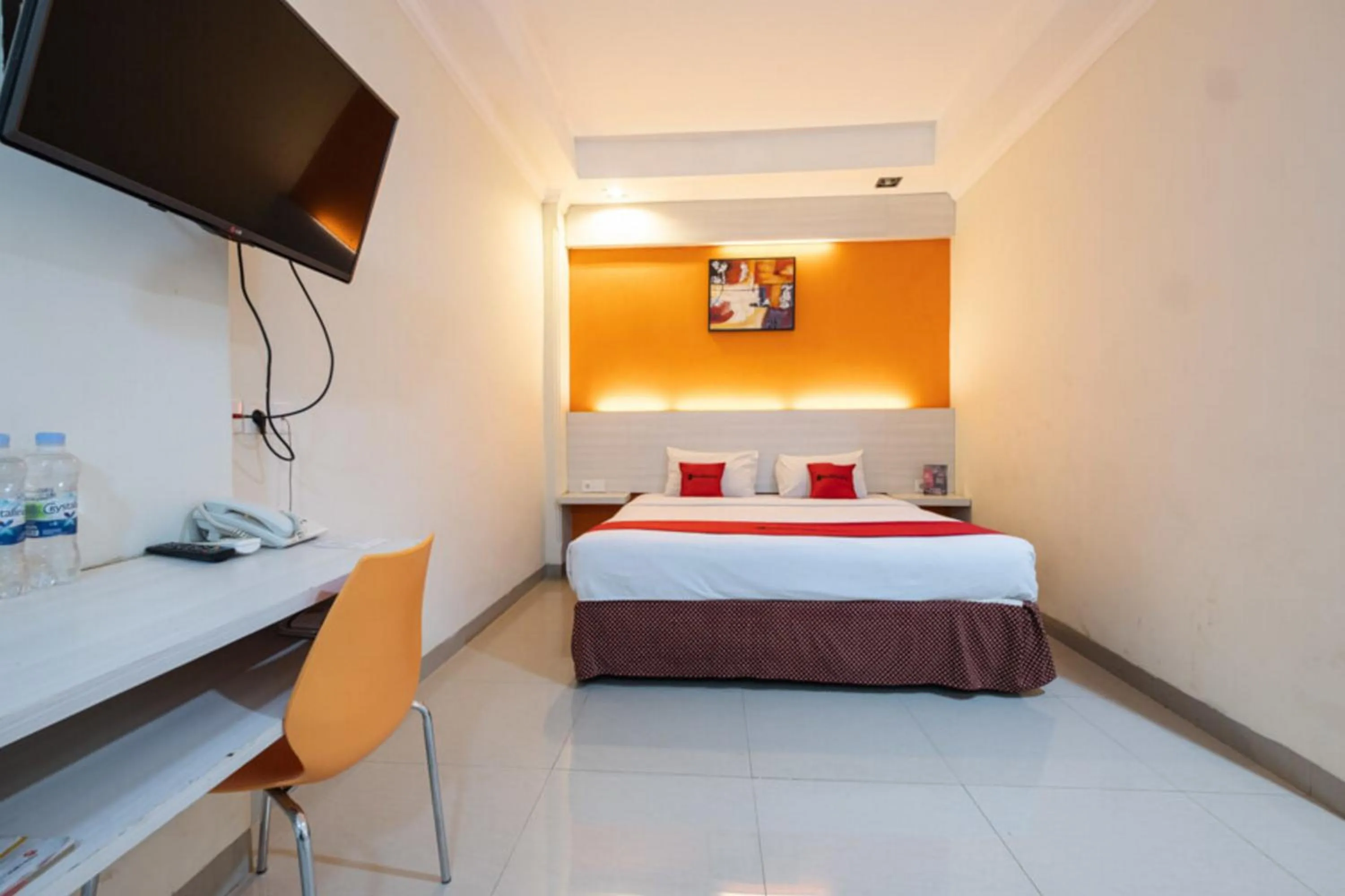 Bed in RedDoorz Plus @ Hotel Alden Makassar