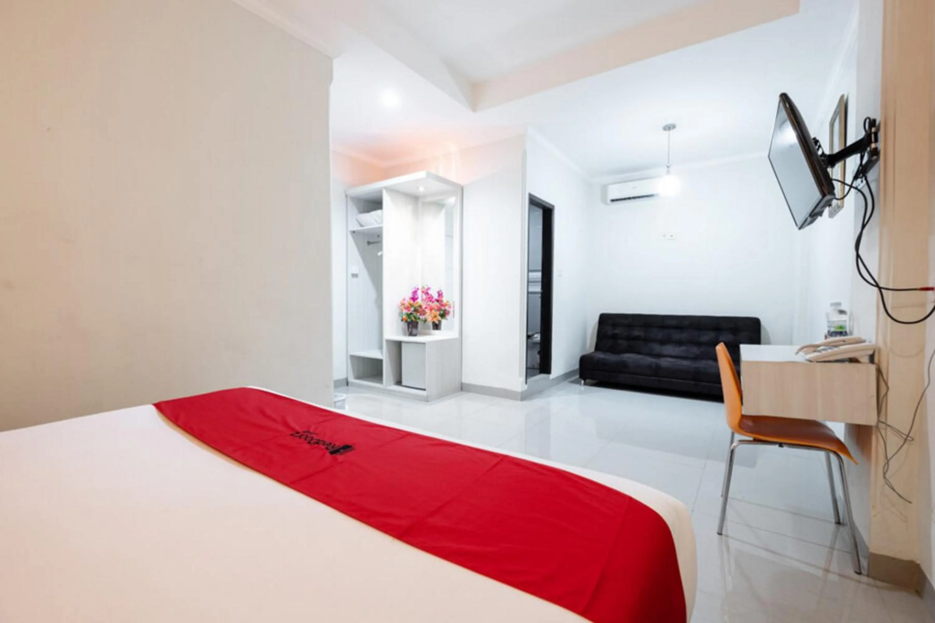 Bed in RedDoorz Plus @ Hotel Alden Makassar