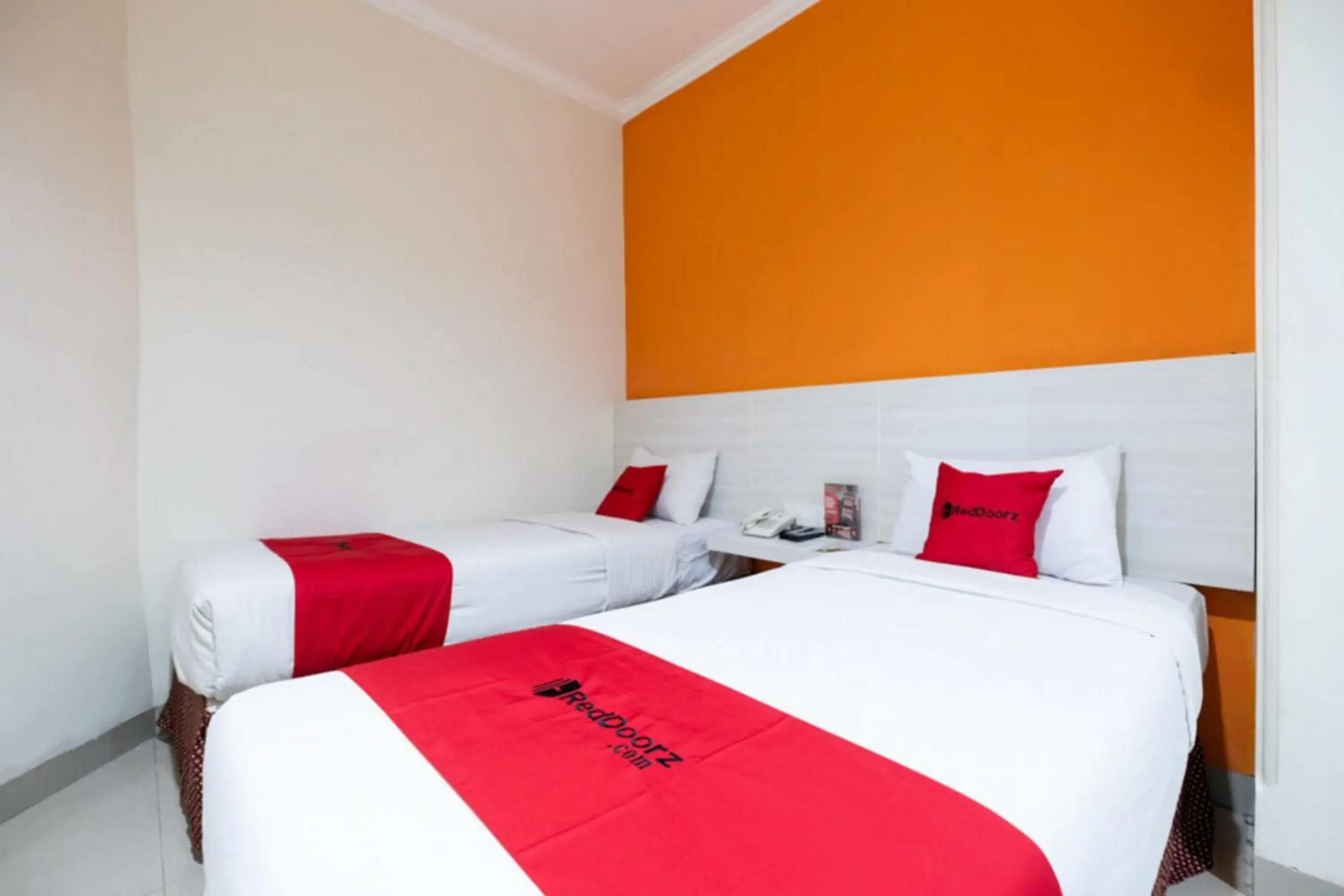 Twin Room in RedDoorz Plus @ Hotel Alden Makassar Twin Room in RedDoorz Plus @ Hotel Alden Makassar