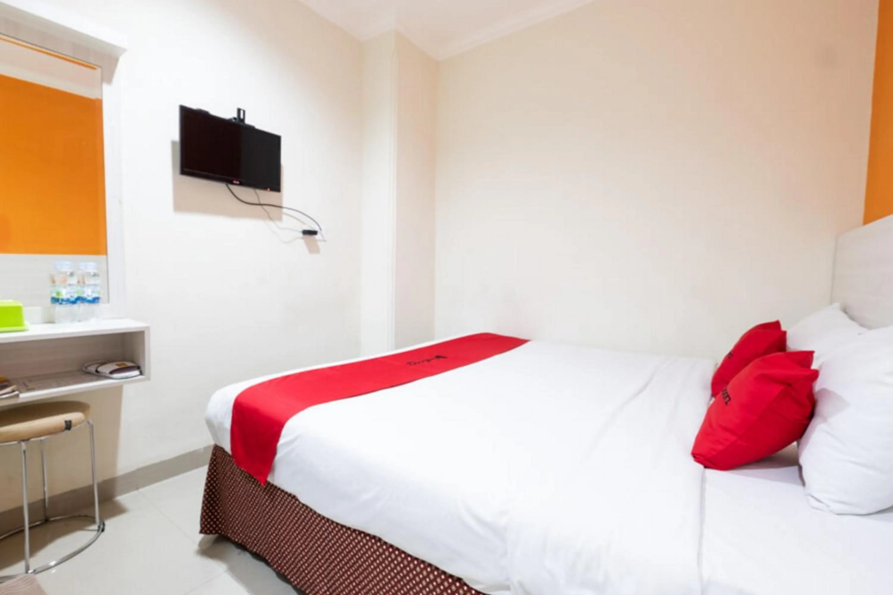 Bed in RedDoorz Plus @ Hotel Alden Makassar