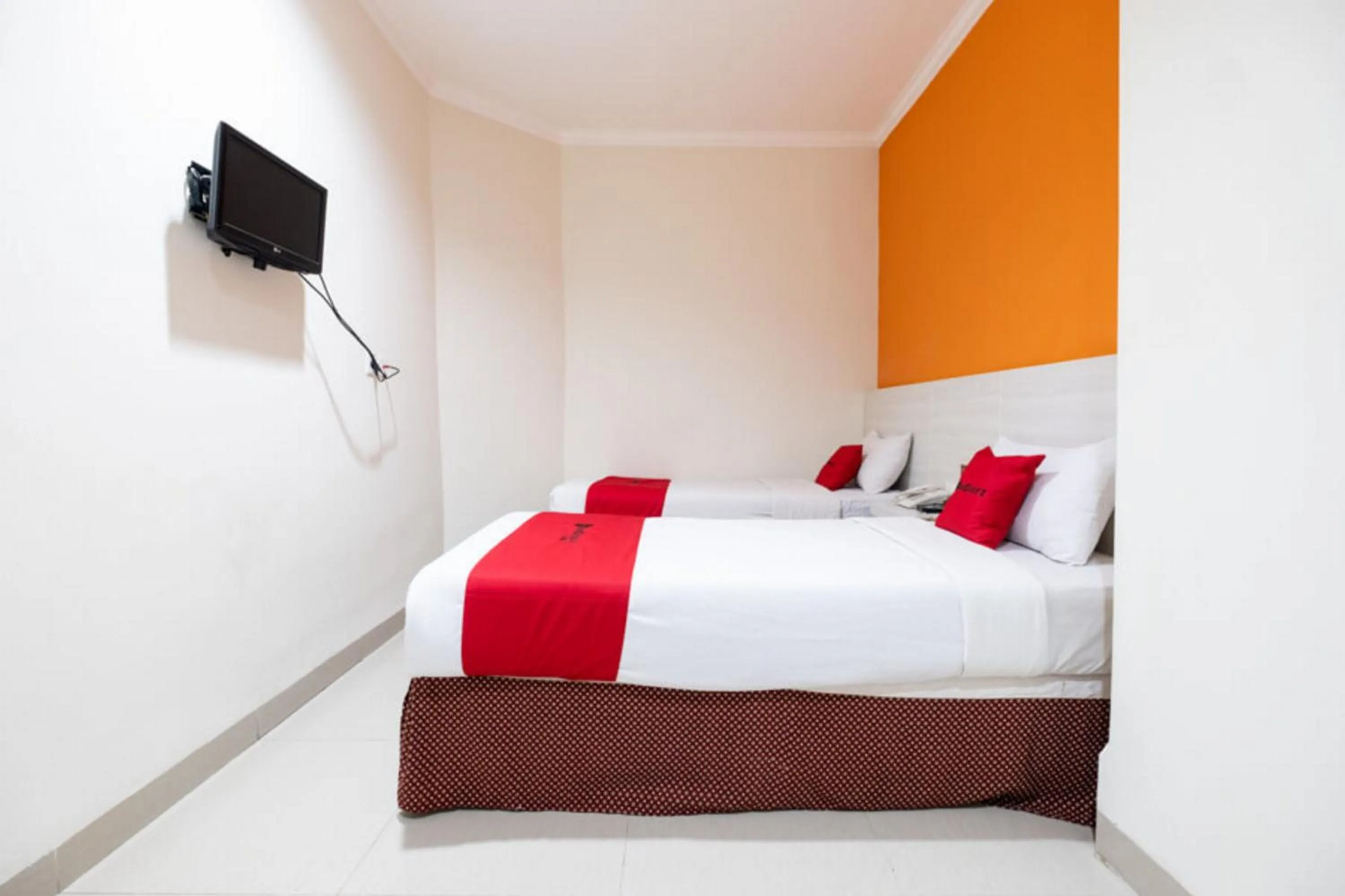 Bed in RedDoorz Plus @ Hotel Alden Makassar