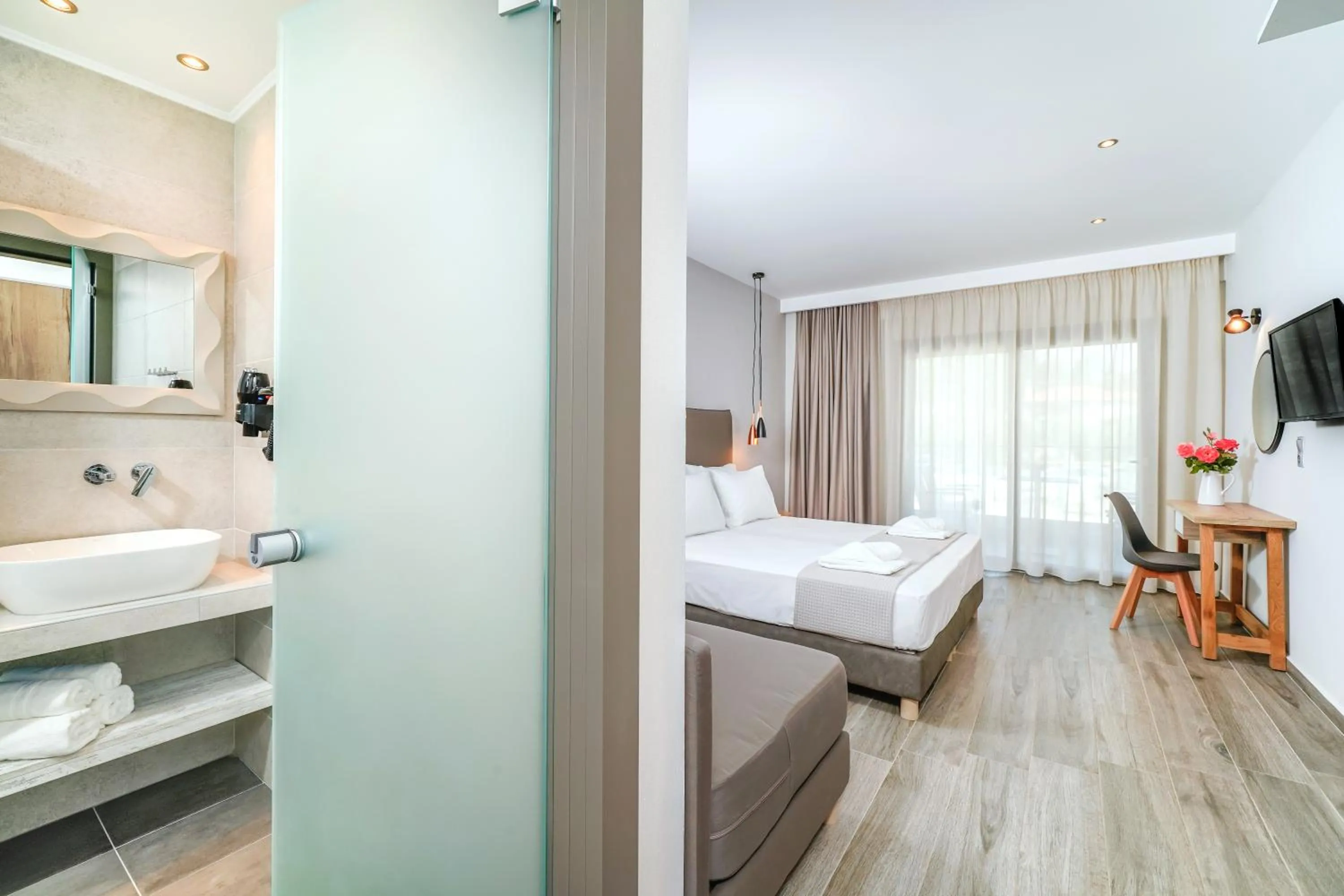 Photo of the whole room, Bed in Aquamarine Luxury Rooms Thassos