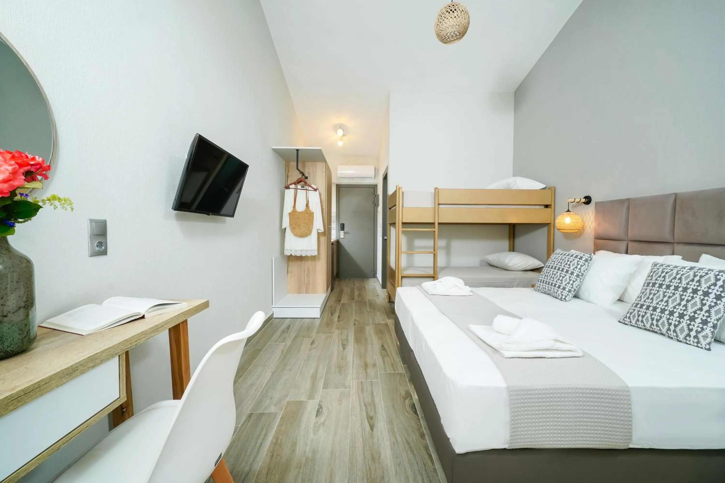 Photo of the whole room, Bed in Aquamarine Luxury Rooms Thassos
