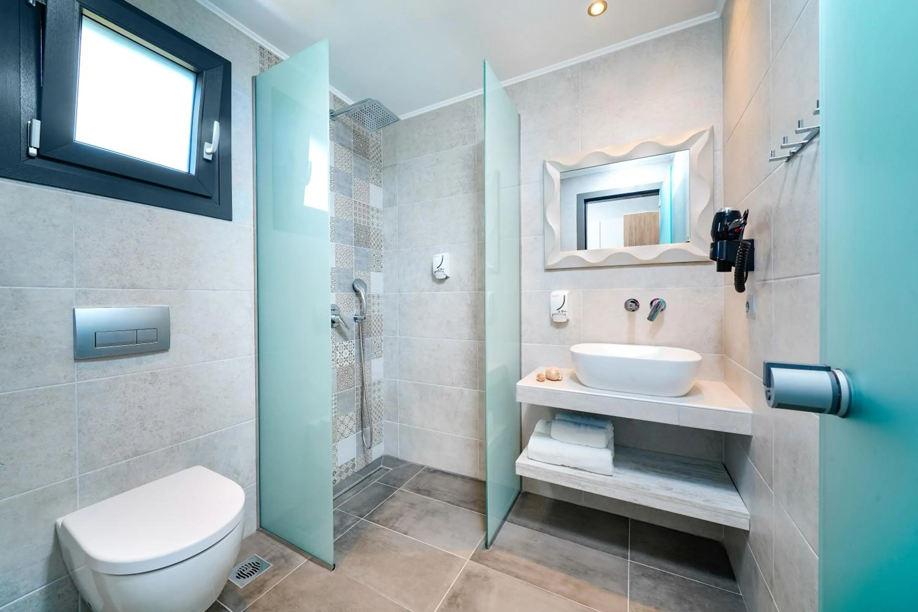 Bathroom in Aquamarine Luxury Rooms Thassos