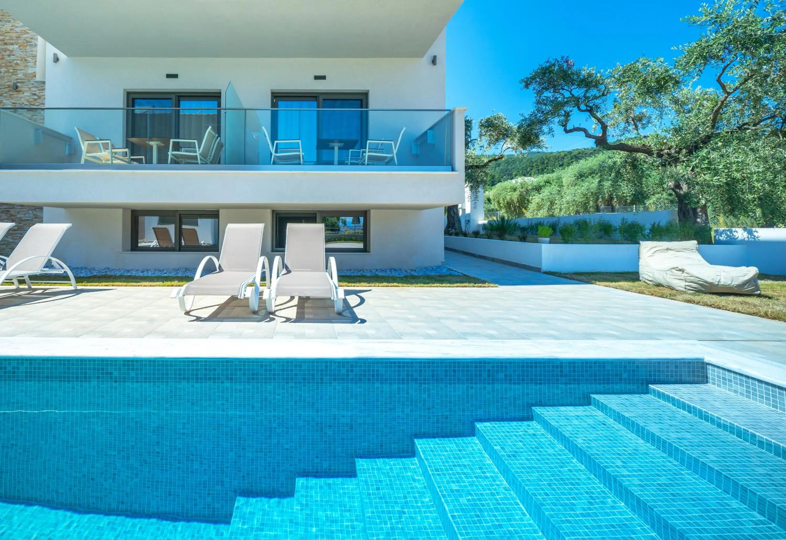 Pool view in Aquamarine Luxury Rooms Thassos