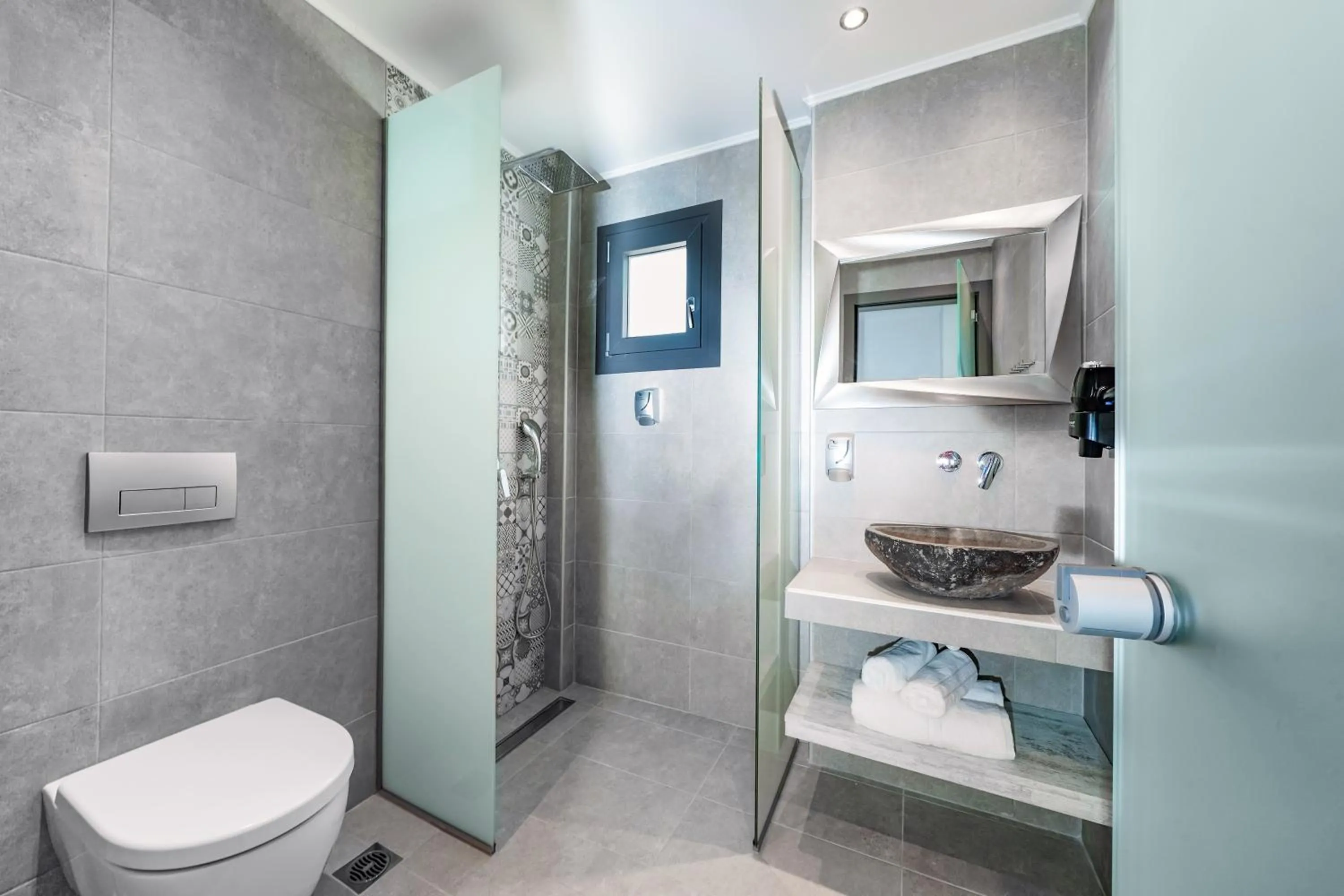 Bathroom in Aquamarine Luxury Rooms Thassos
