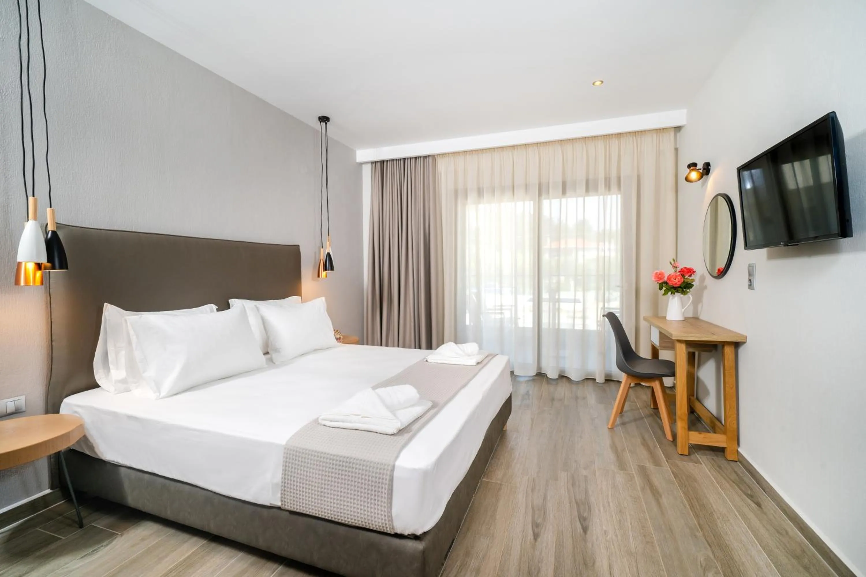 Photo of the whole room, Bed in Aquamarine Luxury Rooms Thassos