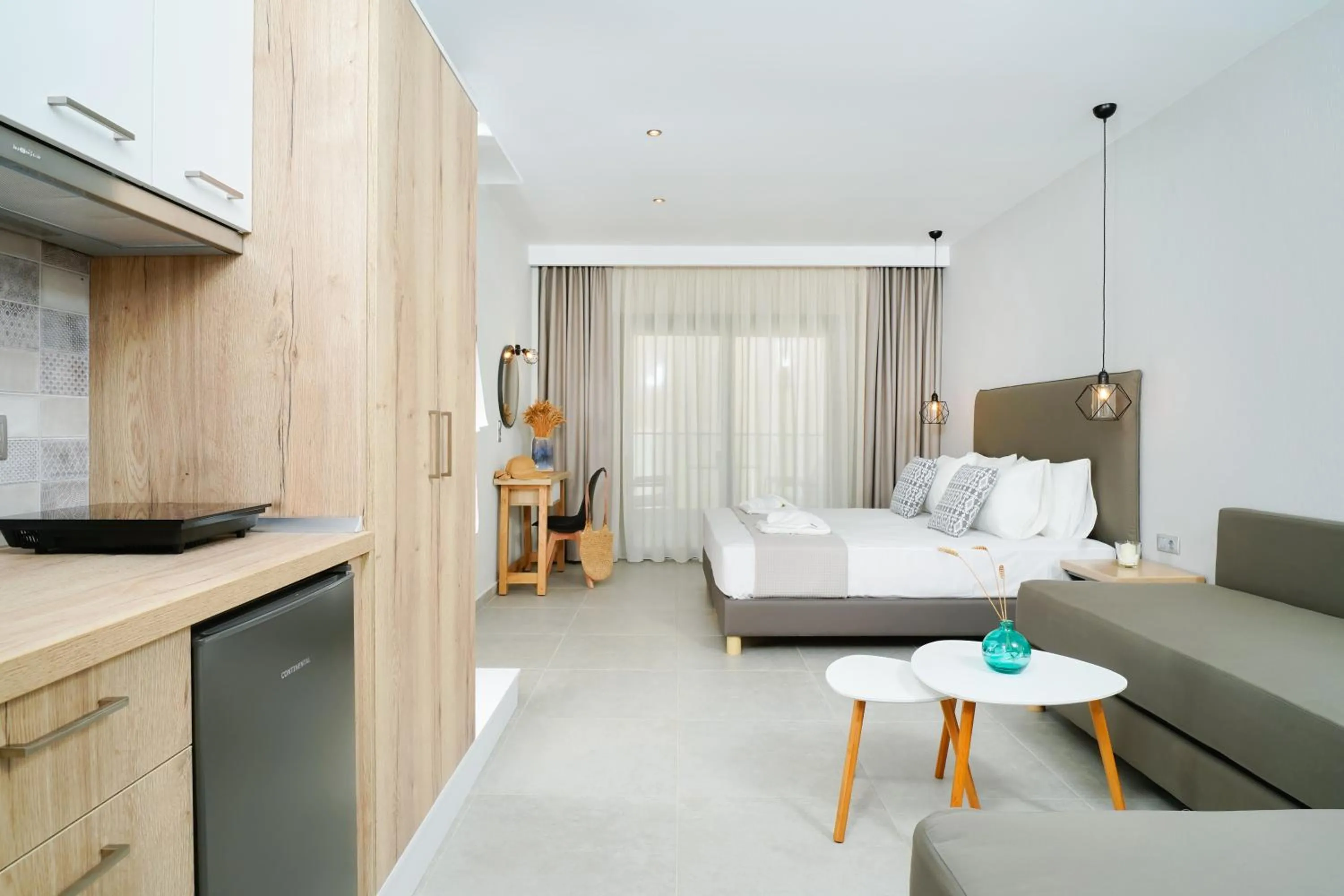 Photo of the whole room in Aquamarine Luxury Rooms Thassos