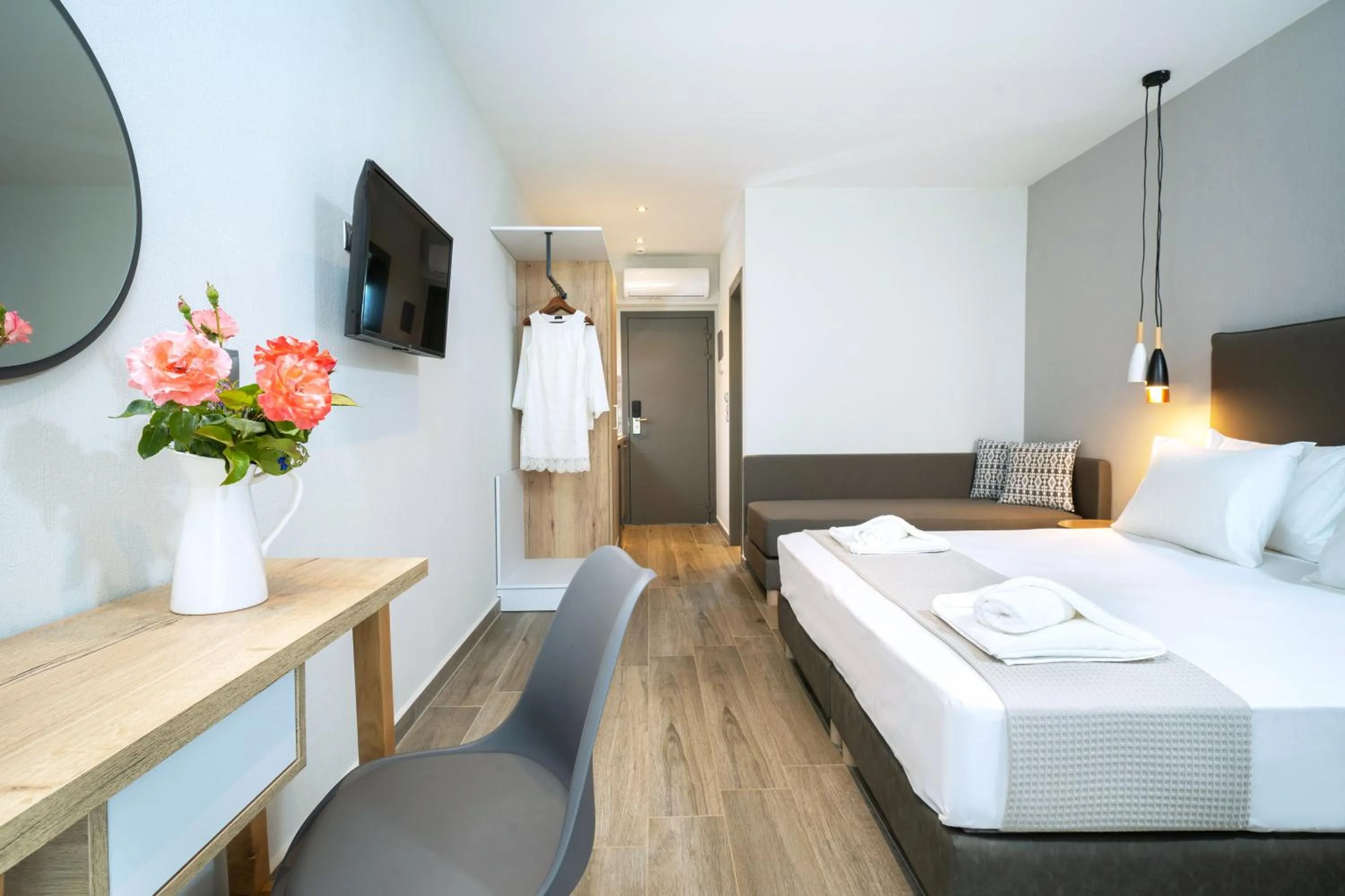 Photo of the whole room, Bed in Aquamarine Luxury Rooms Thassos