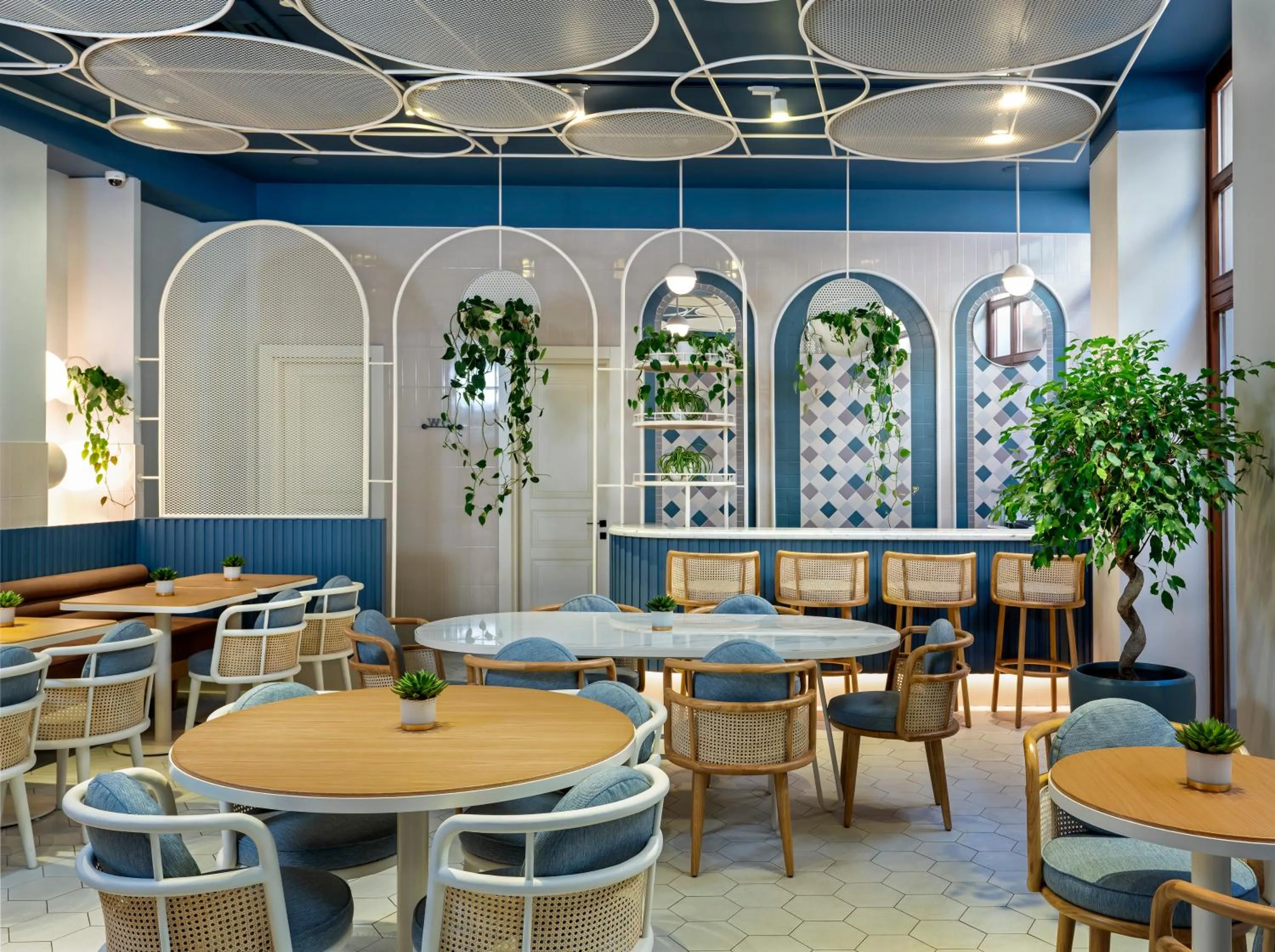 Restaurant/places to eat in Ecole St. Pierre Hotel