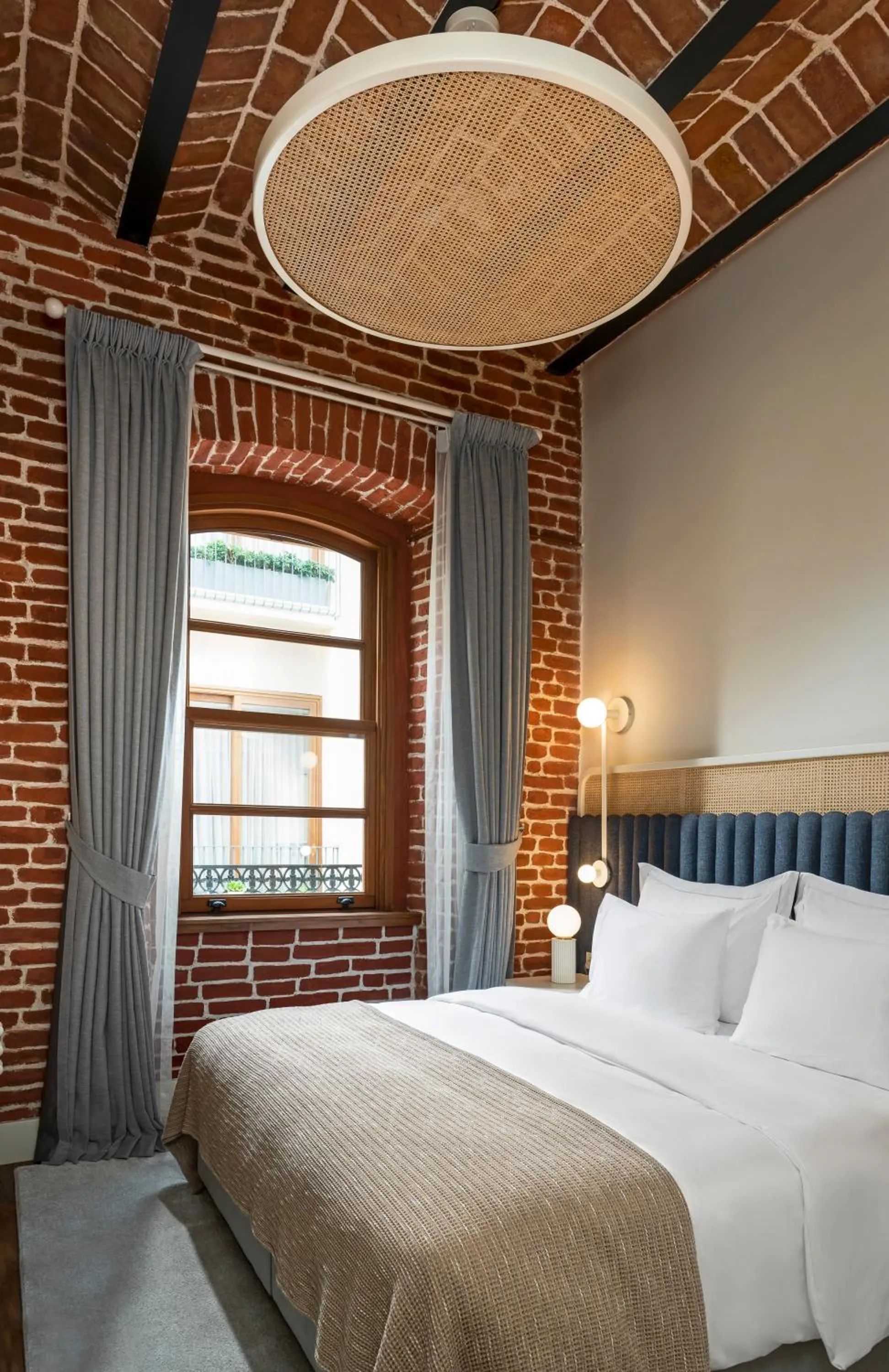 Bed in Ecole St. Pierre Hotel