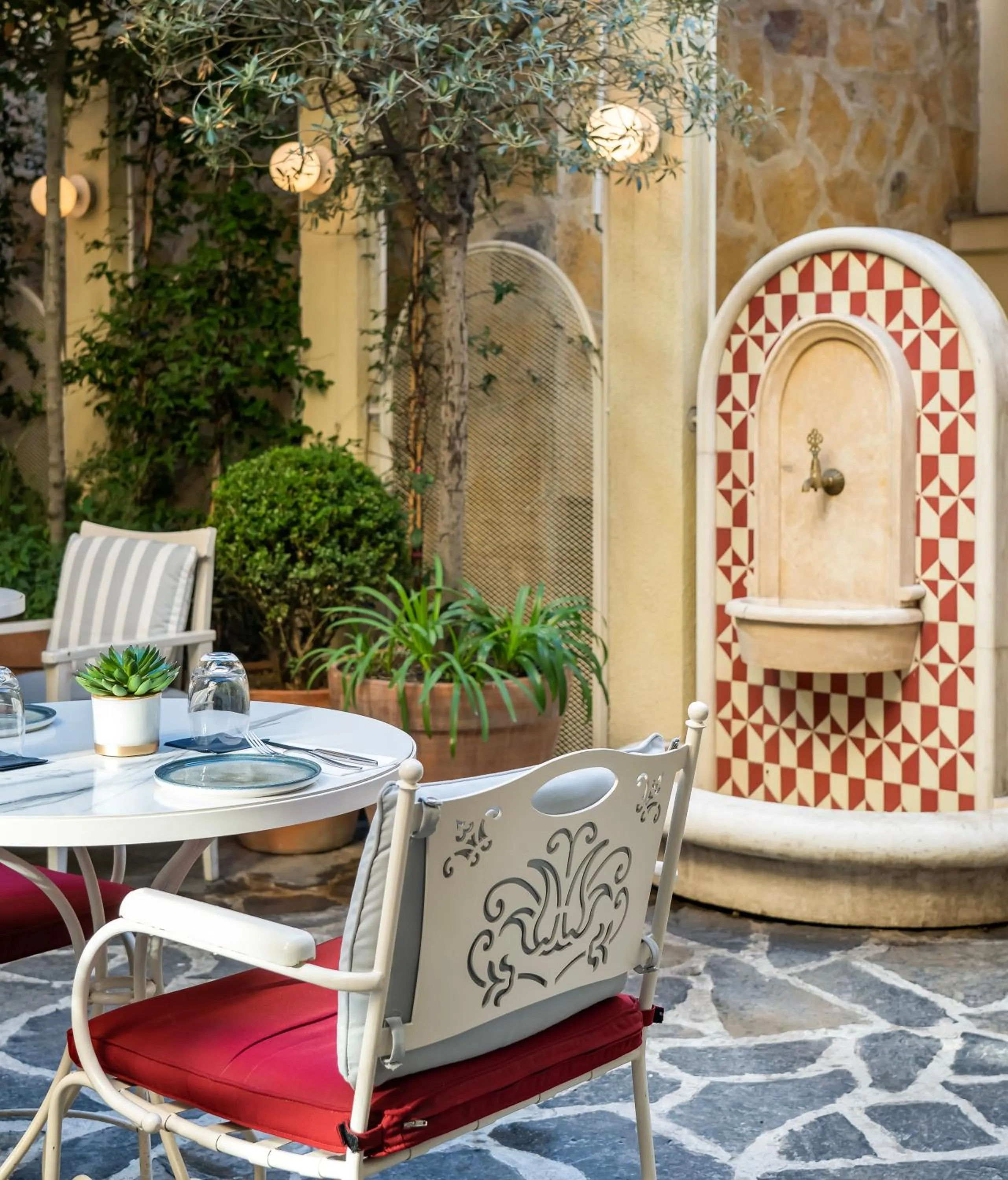 Ecole St. Pierre Hotel