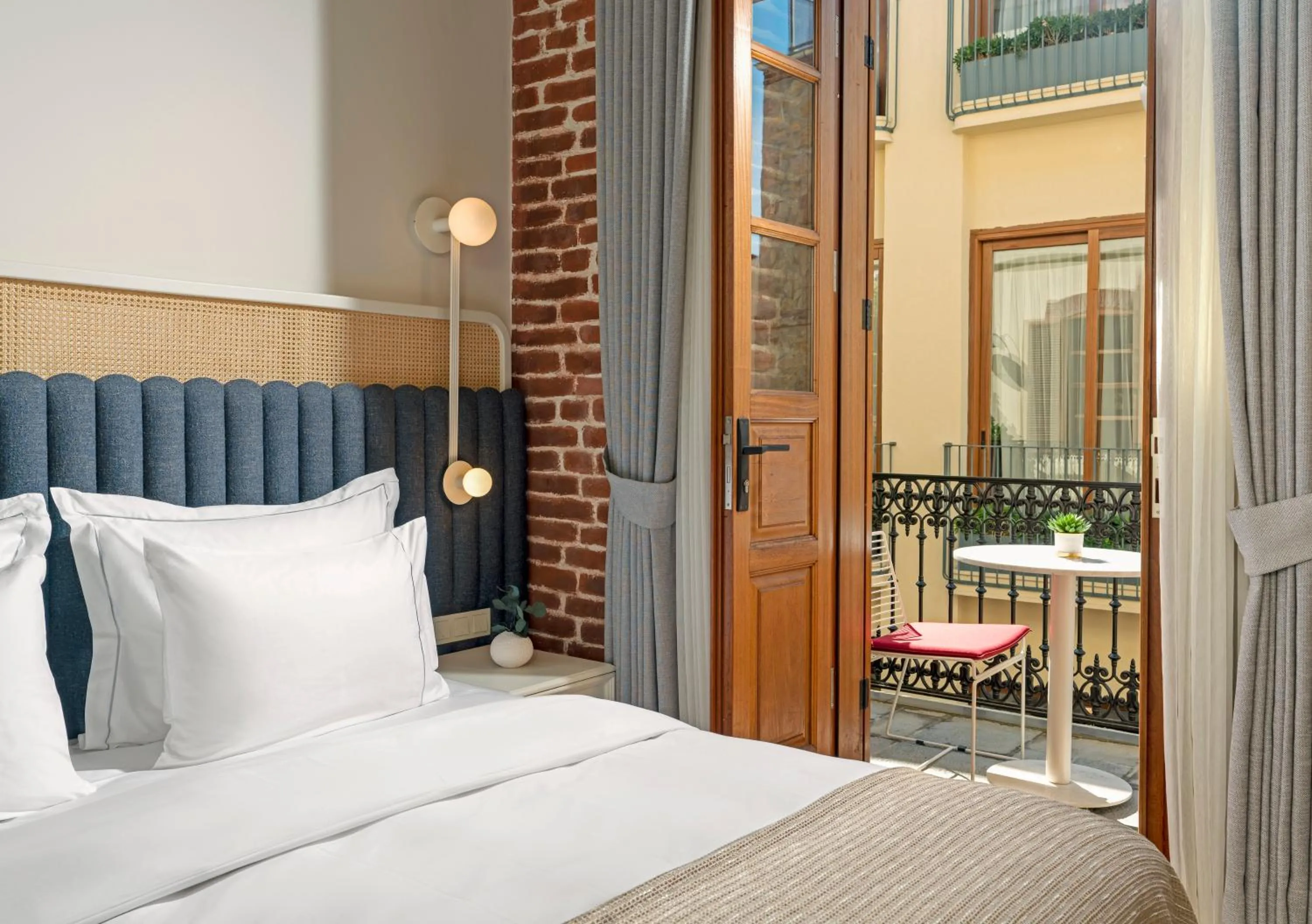 Bed in Ecole St. Pierre Hotel