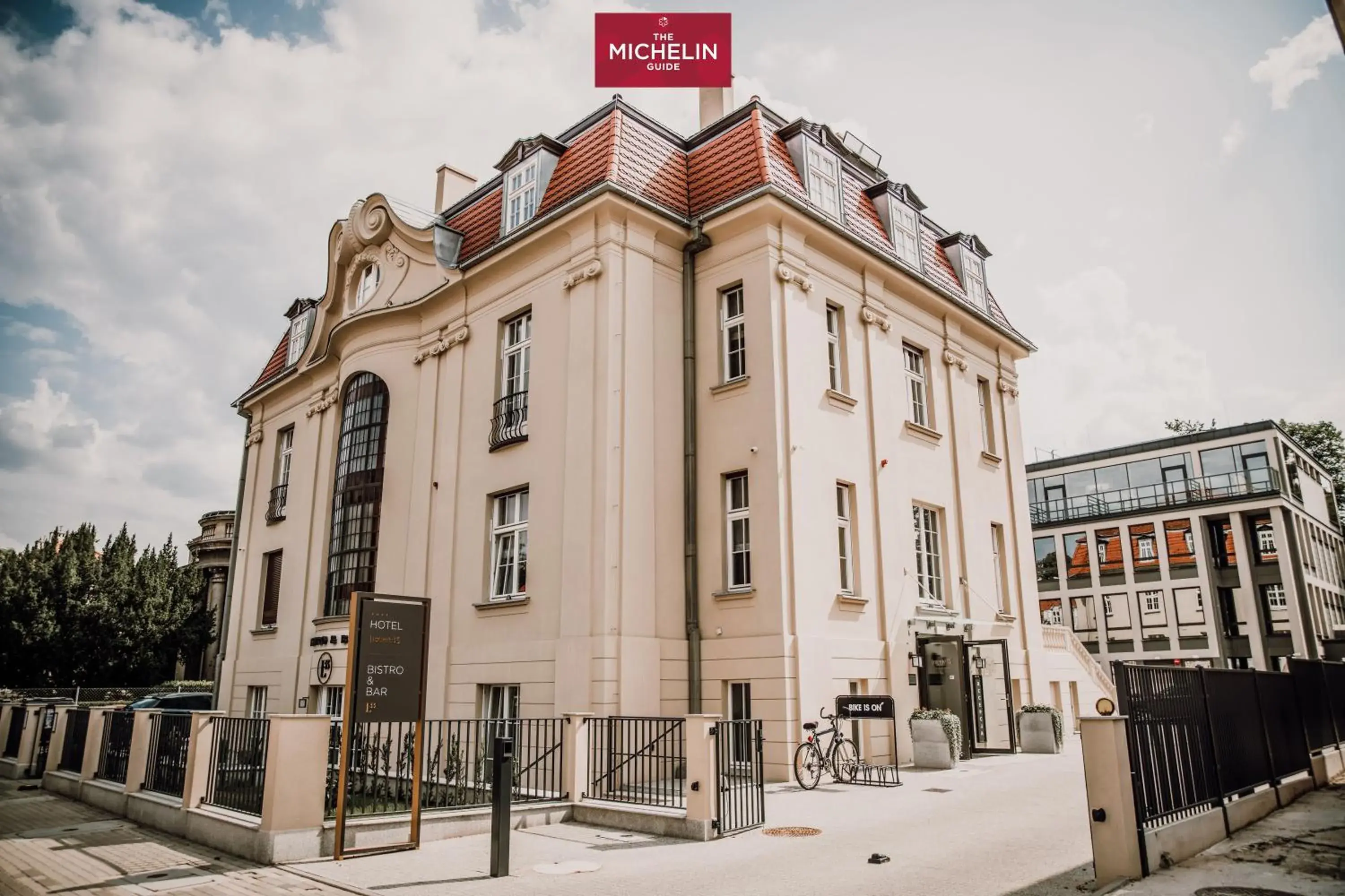 Property building in Hotel Liberté 33 Property building in Hotel Liberté 33