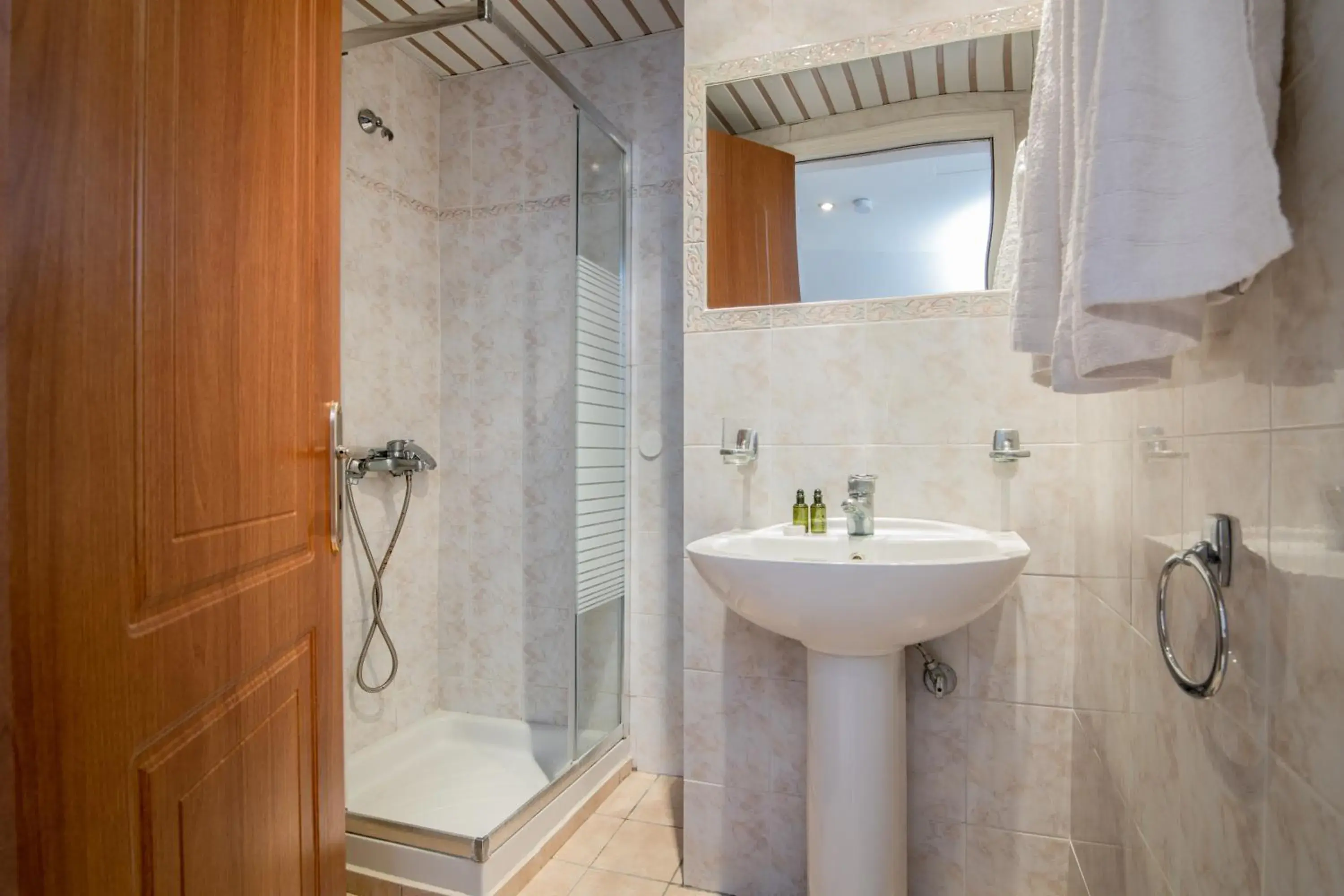 Double Room with Private Bathroom in Daisy Hotel Double Room with Private Bathroom in Daisy Hotel