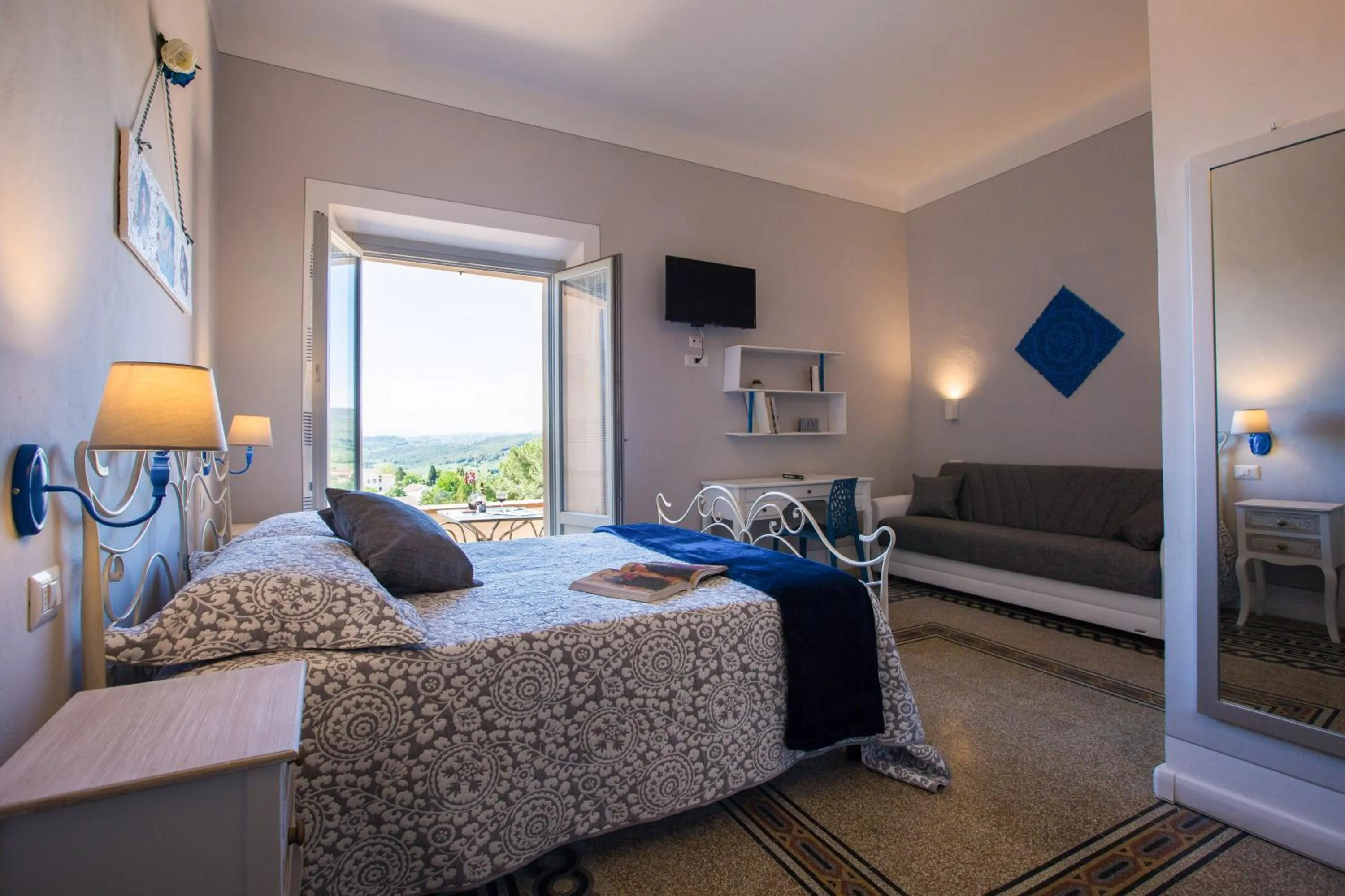 Bedroom, Bed in San Gimignano Town Garden