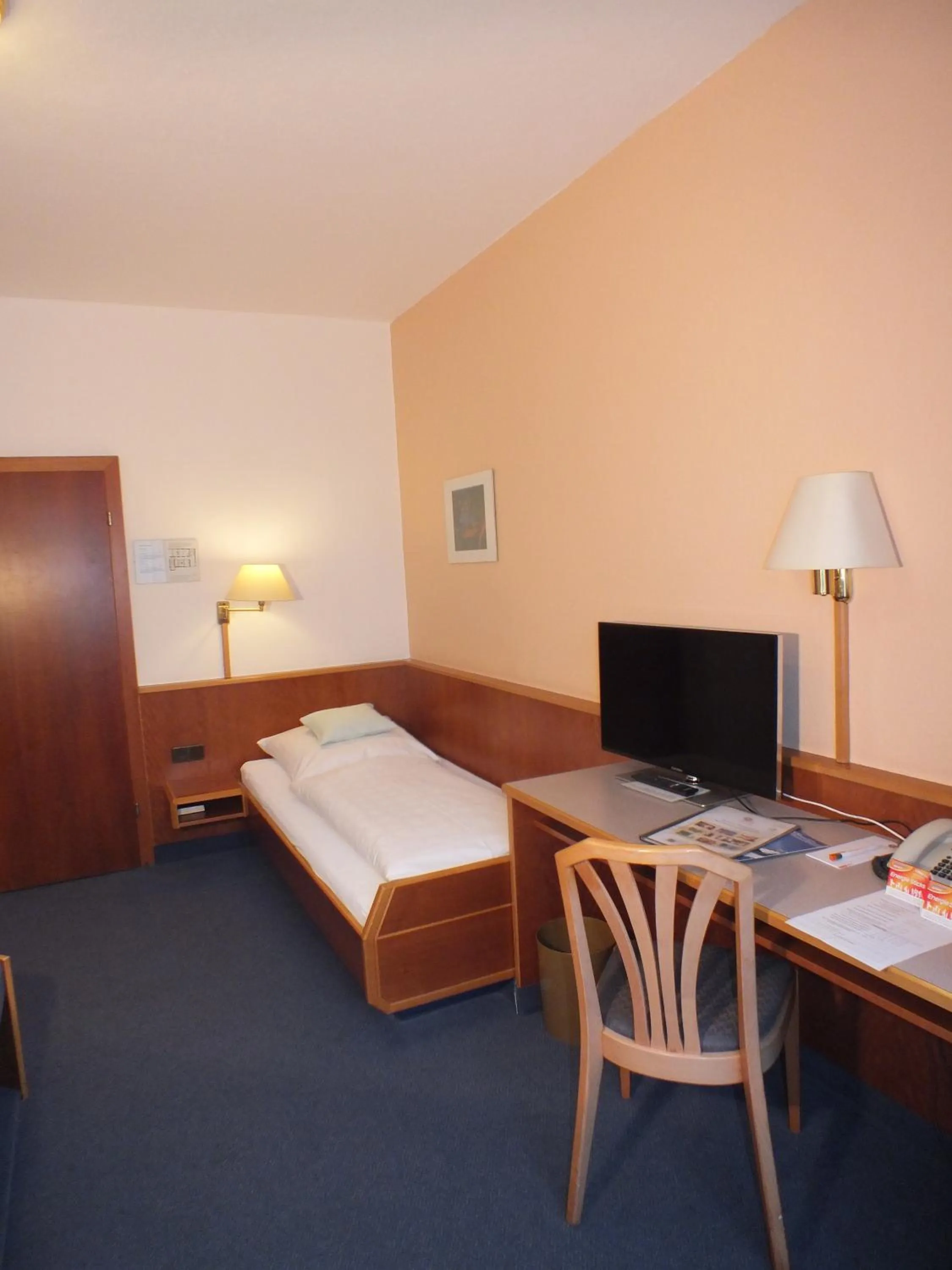 Photo of the whole room, Bed in Hotel Stadt Pasing