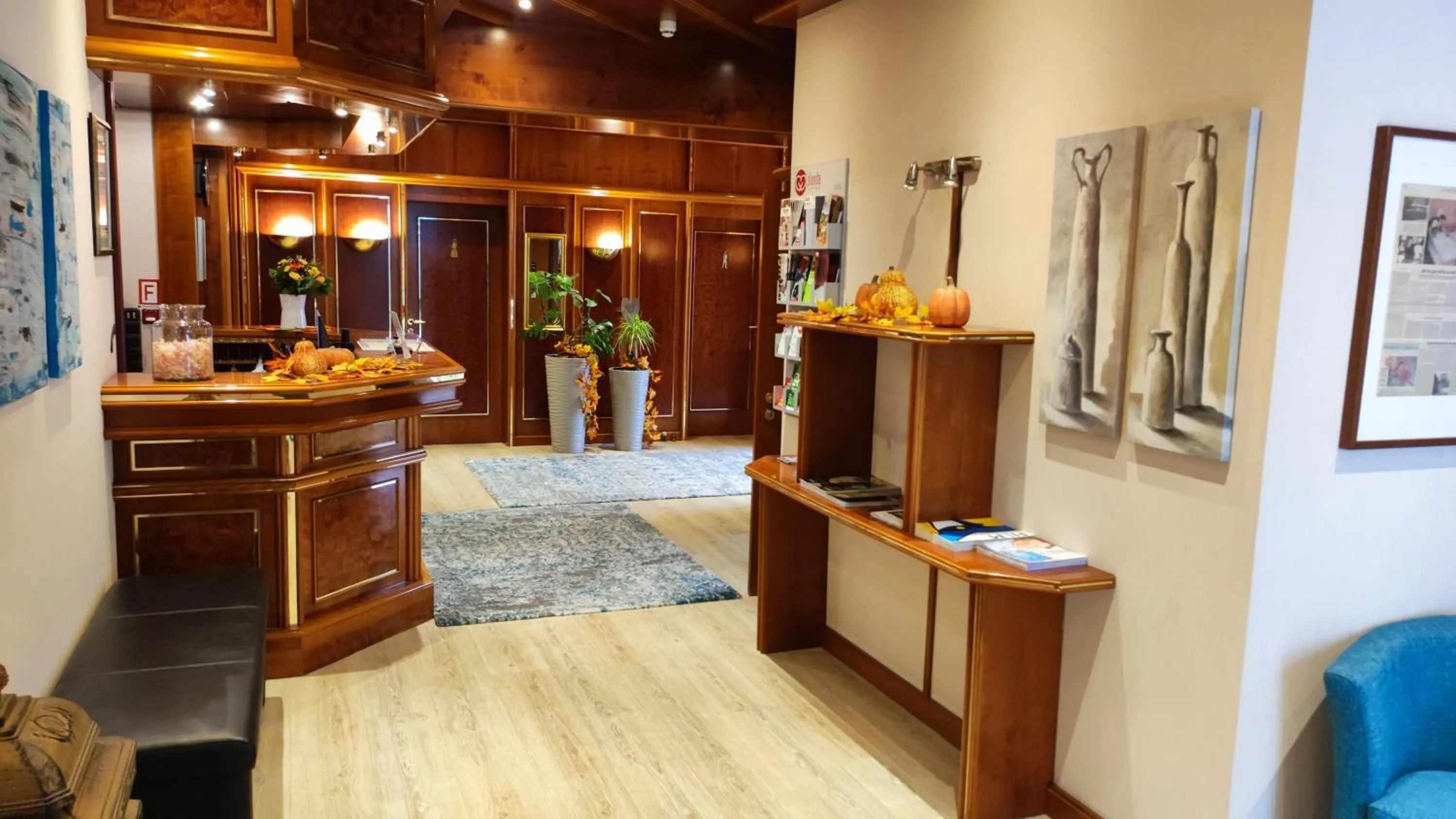Lobby or reception in Hotel Stadt Pasing
