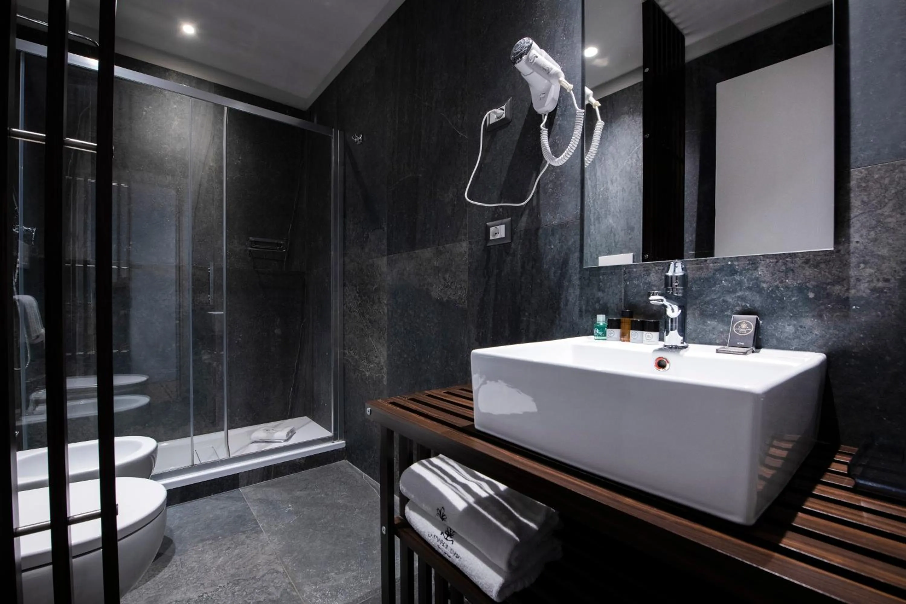 Shower in Hotel 77 Seventy-Seven - Maison D'Art Collection
