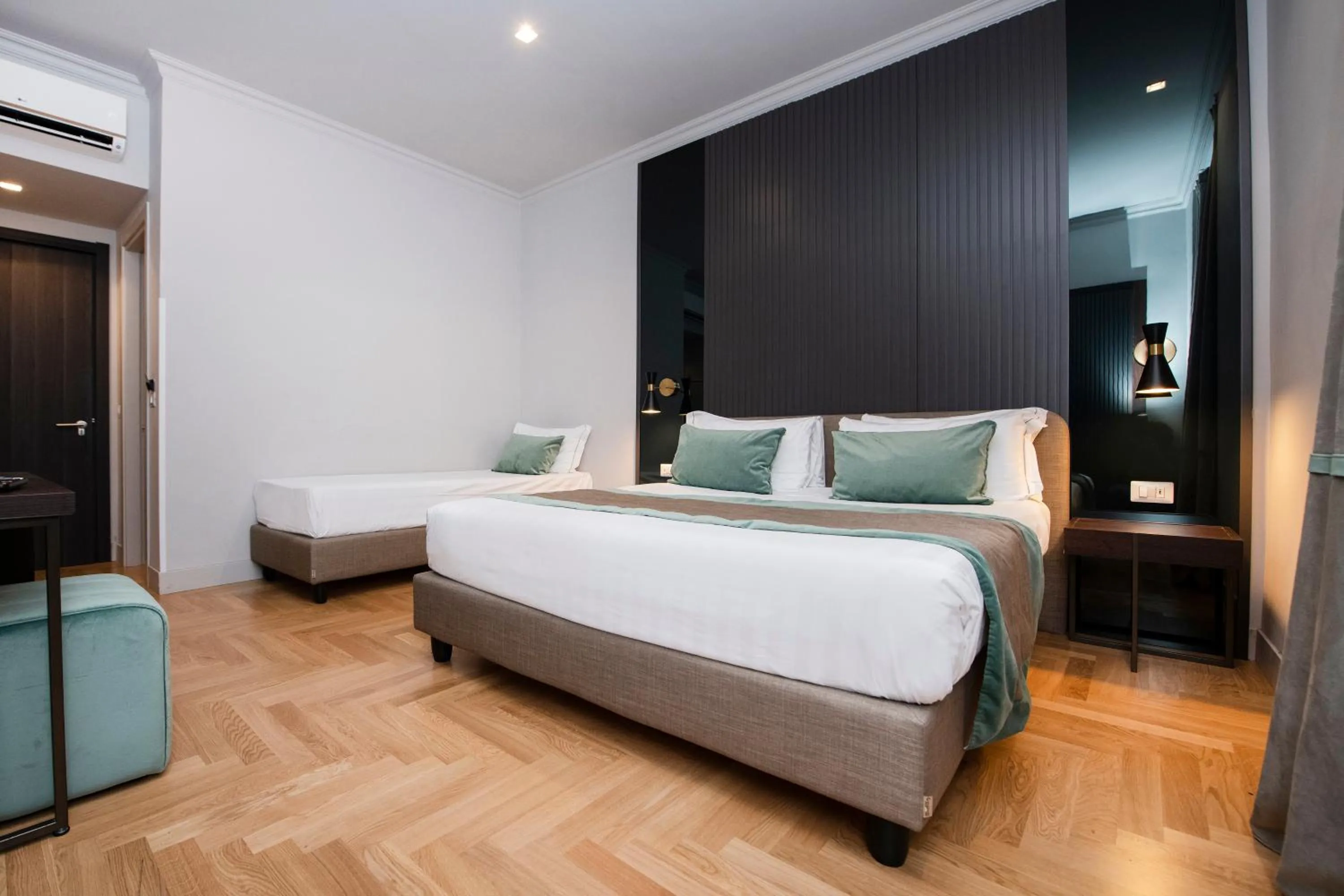 Bed in Hotel 77 Seventy-Seven - Maison D'Art Collection