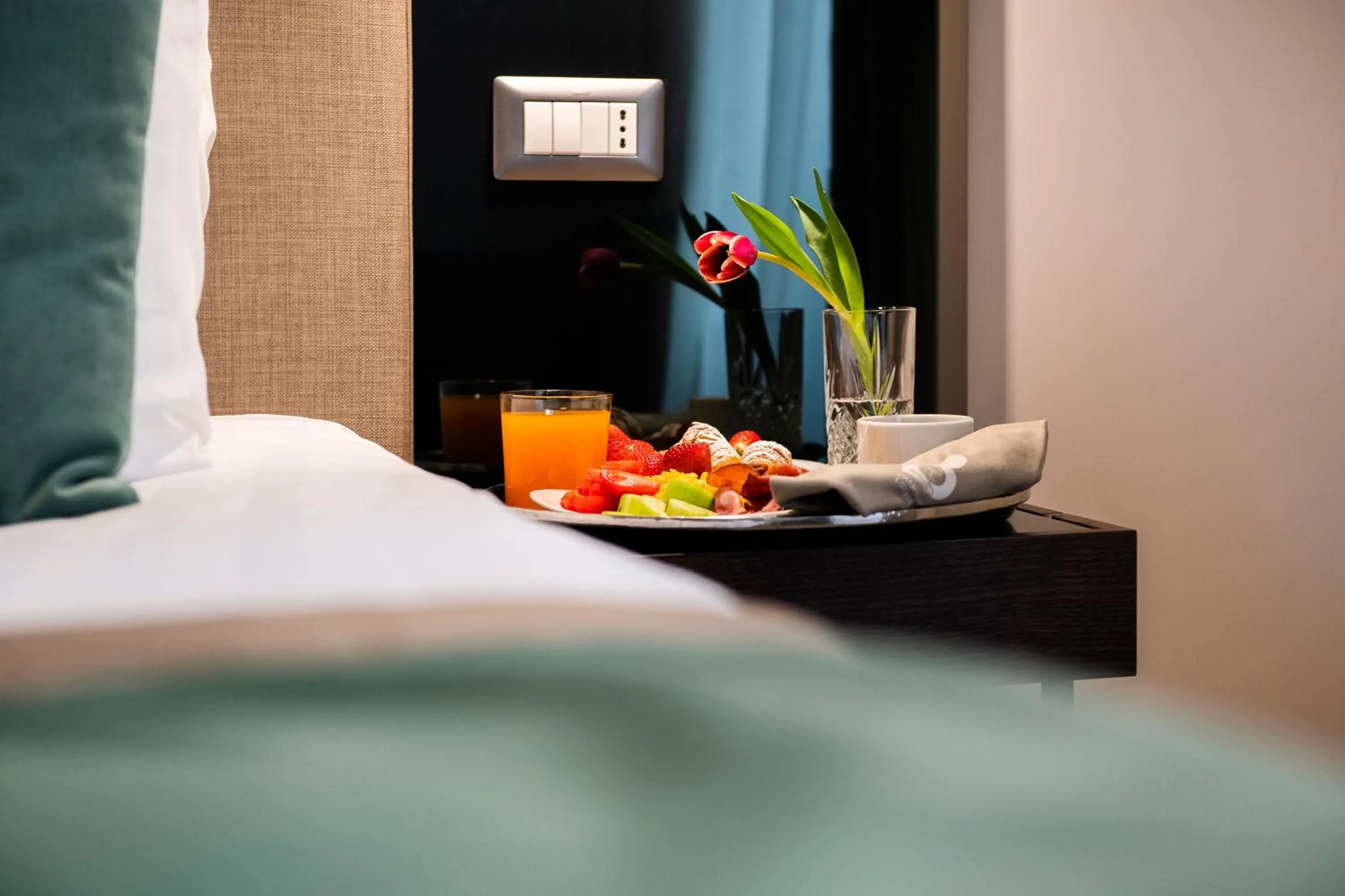 Food and drinks, Bed in Hotel 77 Seventy-Seven - Maison D'Art Collection