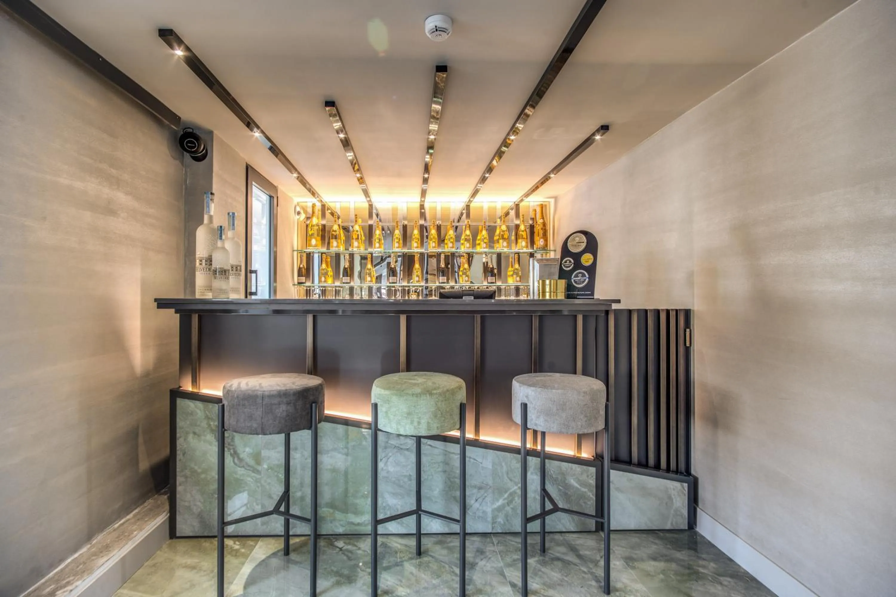 Restaurant/places to eat in Hotel 77 Seventy-Seven - Maison D'Art Collection