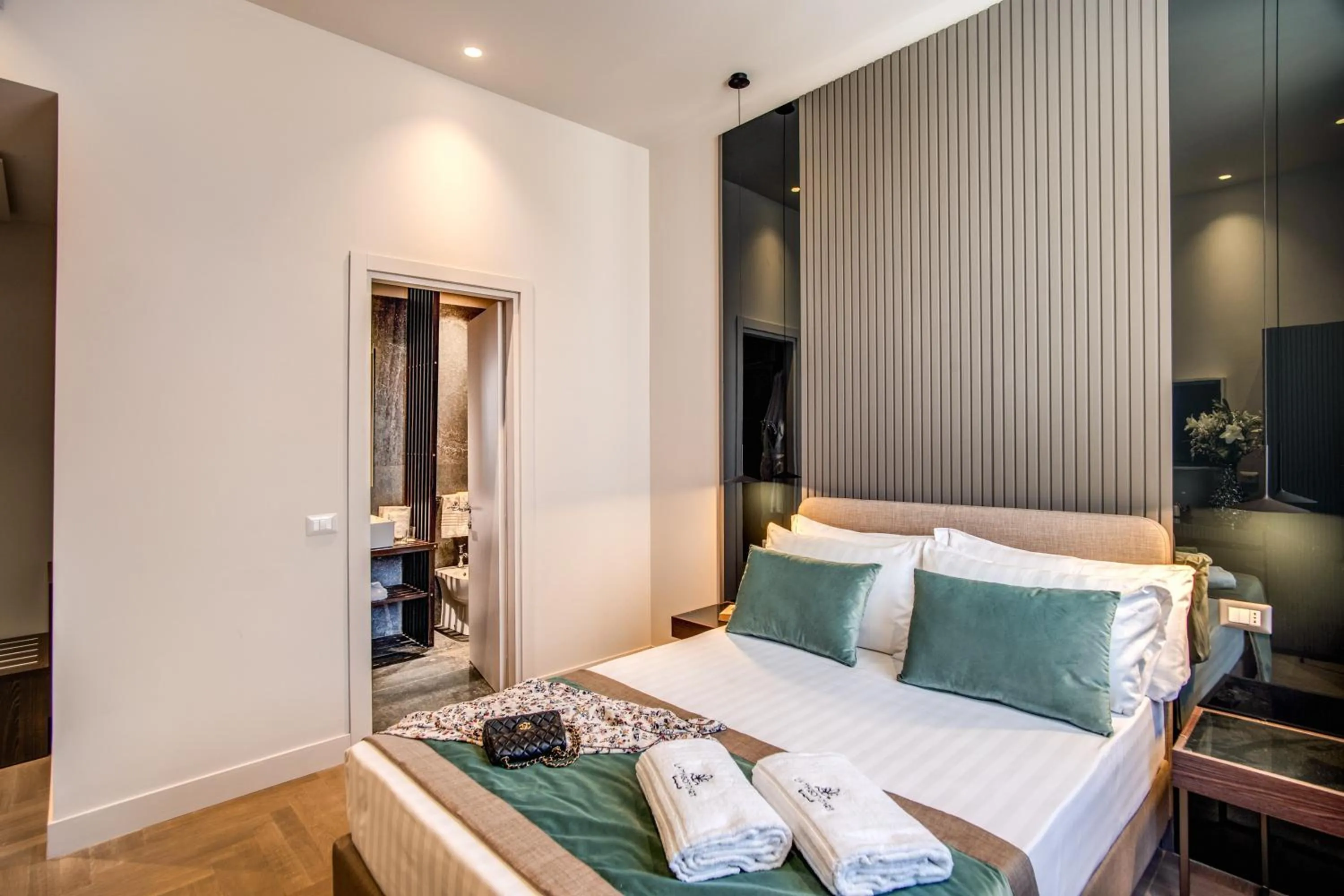 Bed in Hotel 77 Seventy-Seven - Maison D'Art Collection