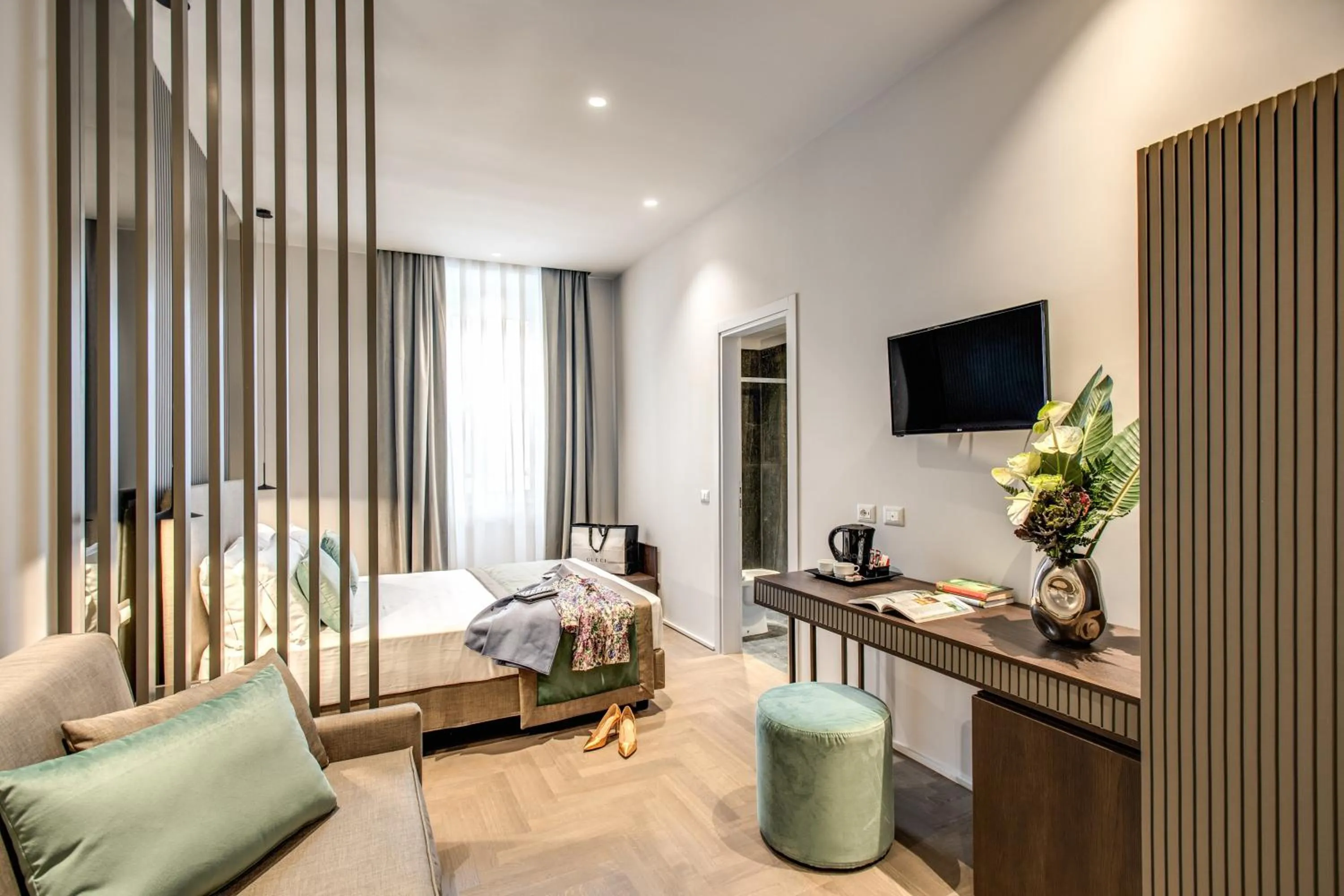 Living room, Bed in Hotel 77 Seventy-Seven - Maison D'Art Collection