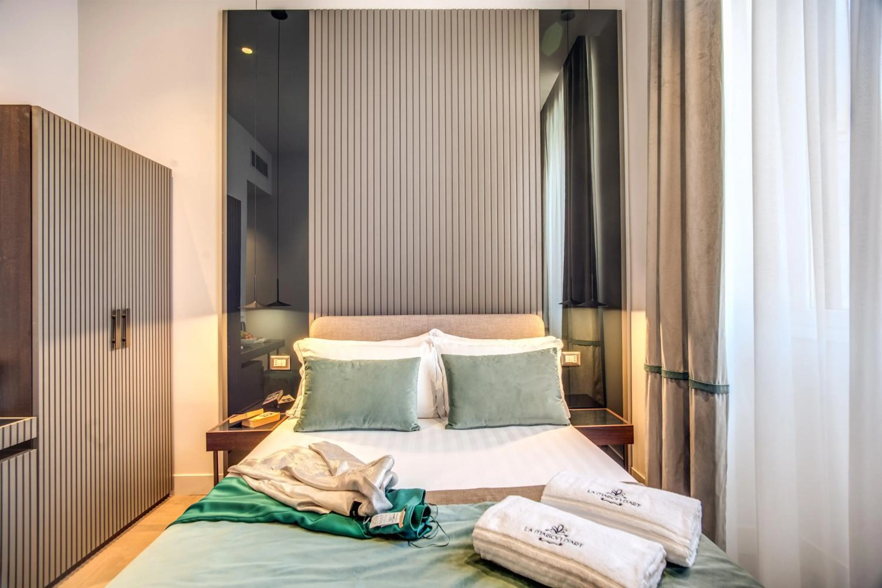 Bed in Hotel 77 Seventy-Seven - Maison D'Art Collection