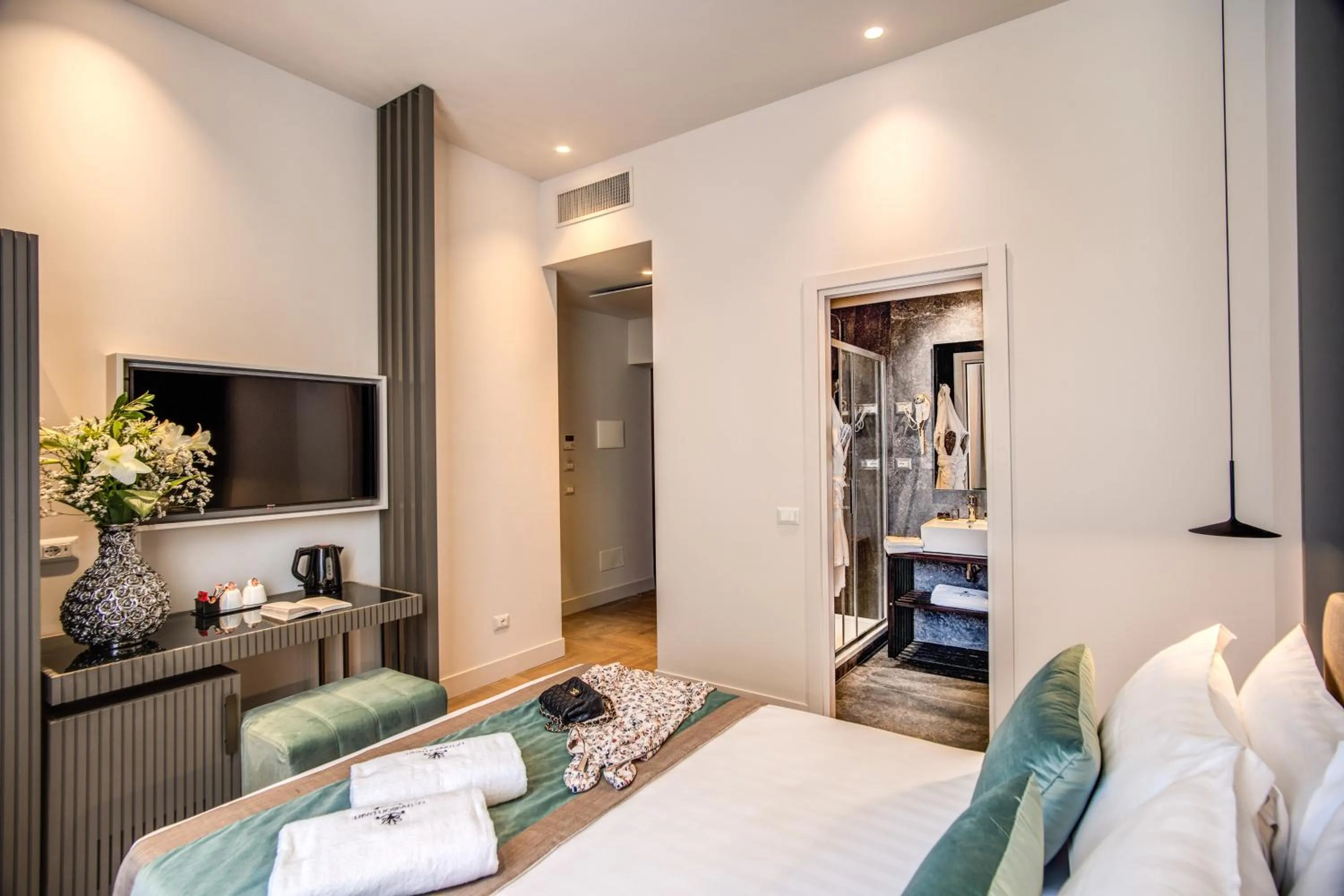 Communal lounge/ TV room, Bed in Hotel 77 Seventy-Seven - Maison D'Art Collection