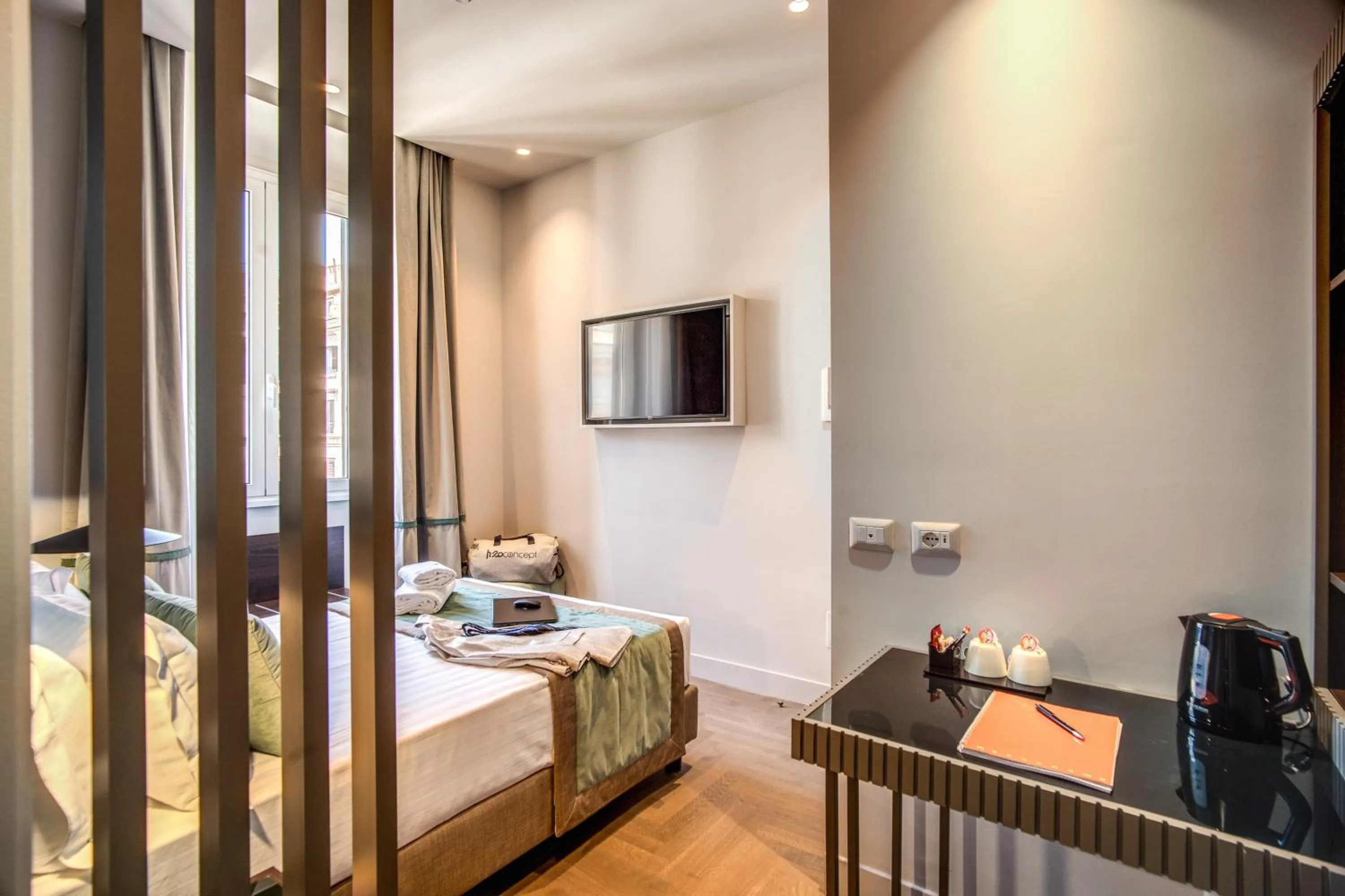 TV and multimedia, Bed in Hotel 77 Seventy-Seven - Maison D'Art Collection