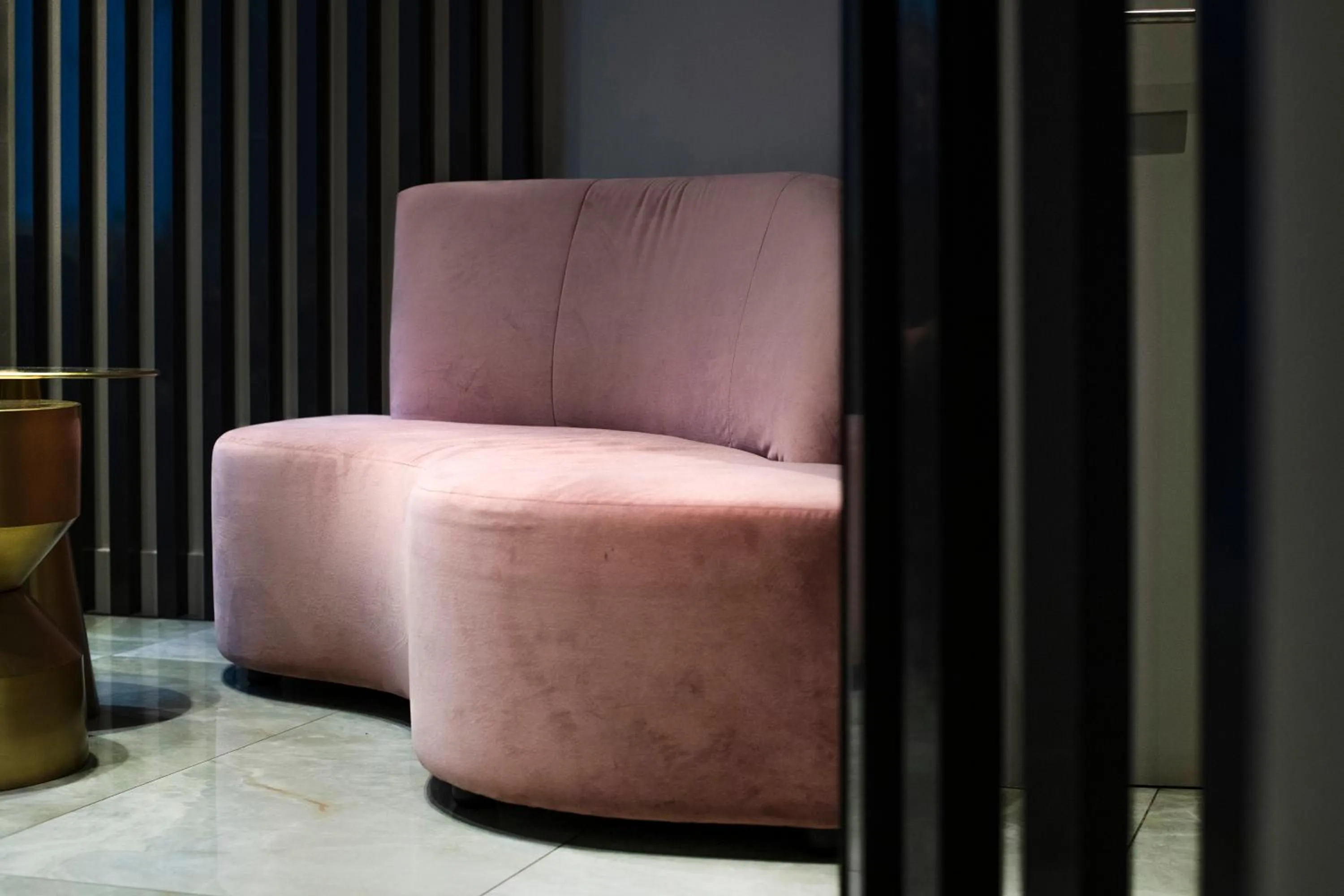 Communal lounge/ TV room in Hotel 77 Seventy-Seven - Maison D'Art Collection