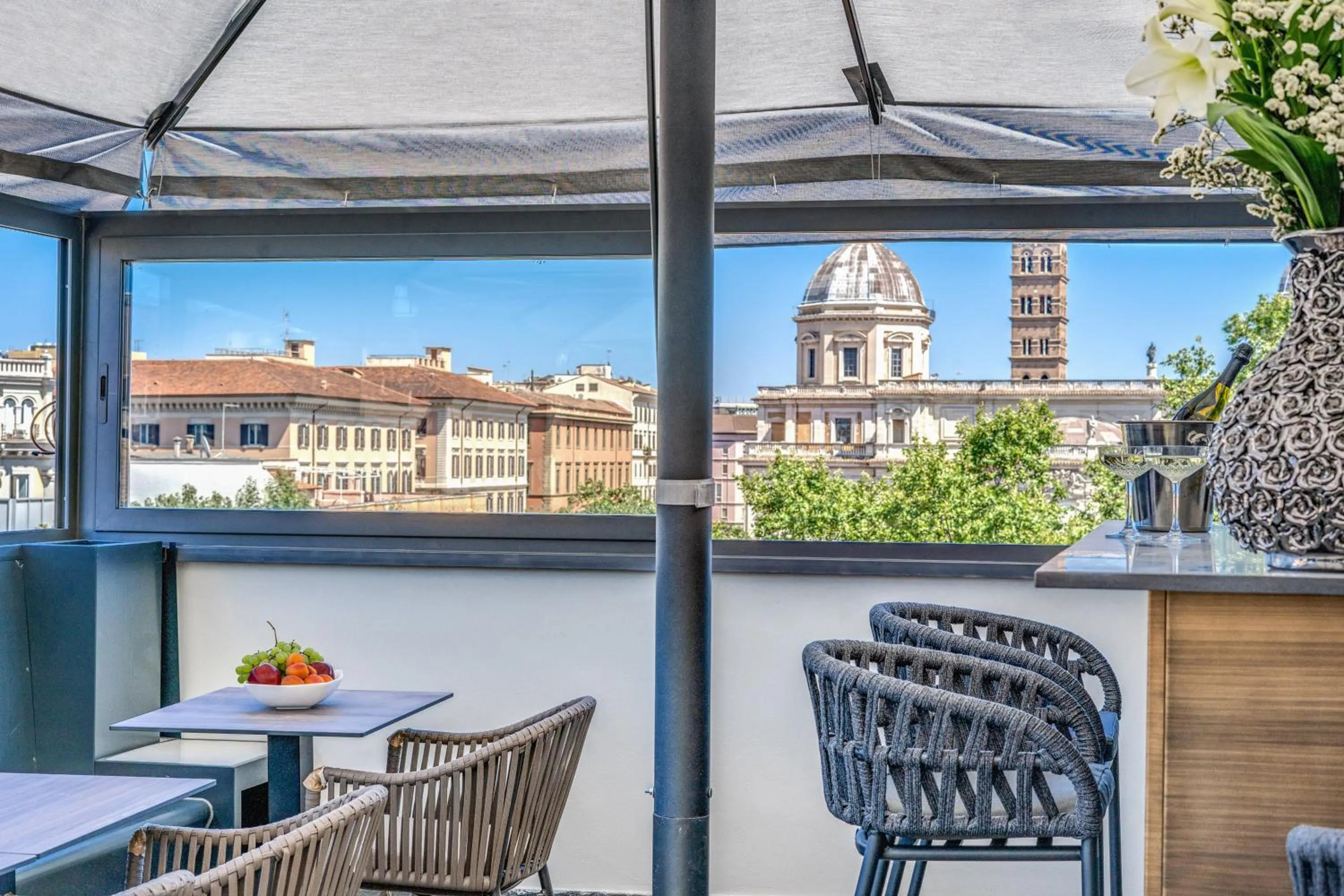 Nearby landmark in Hotel 77 Seventy-Seven - Maison D'Art Collection