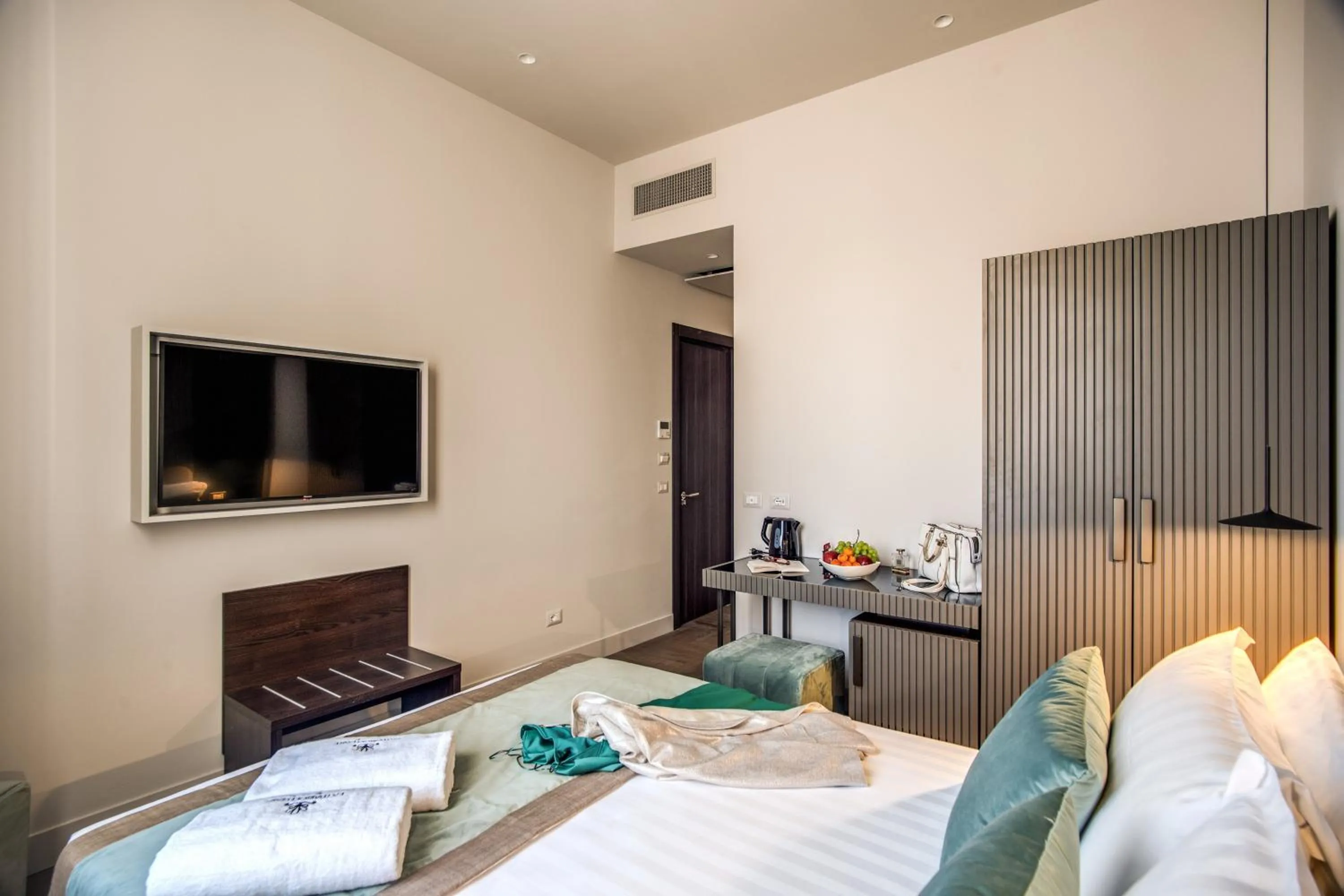 Bed in Hotel 77 Seventy-Seven - Maison D'Art Collection