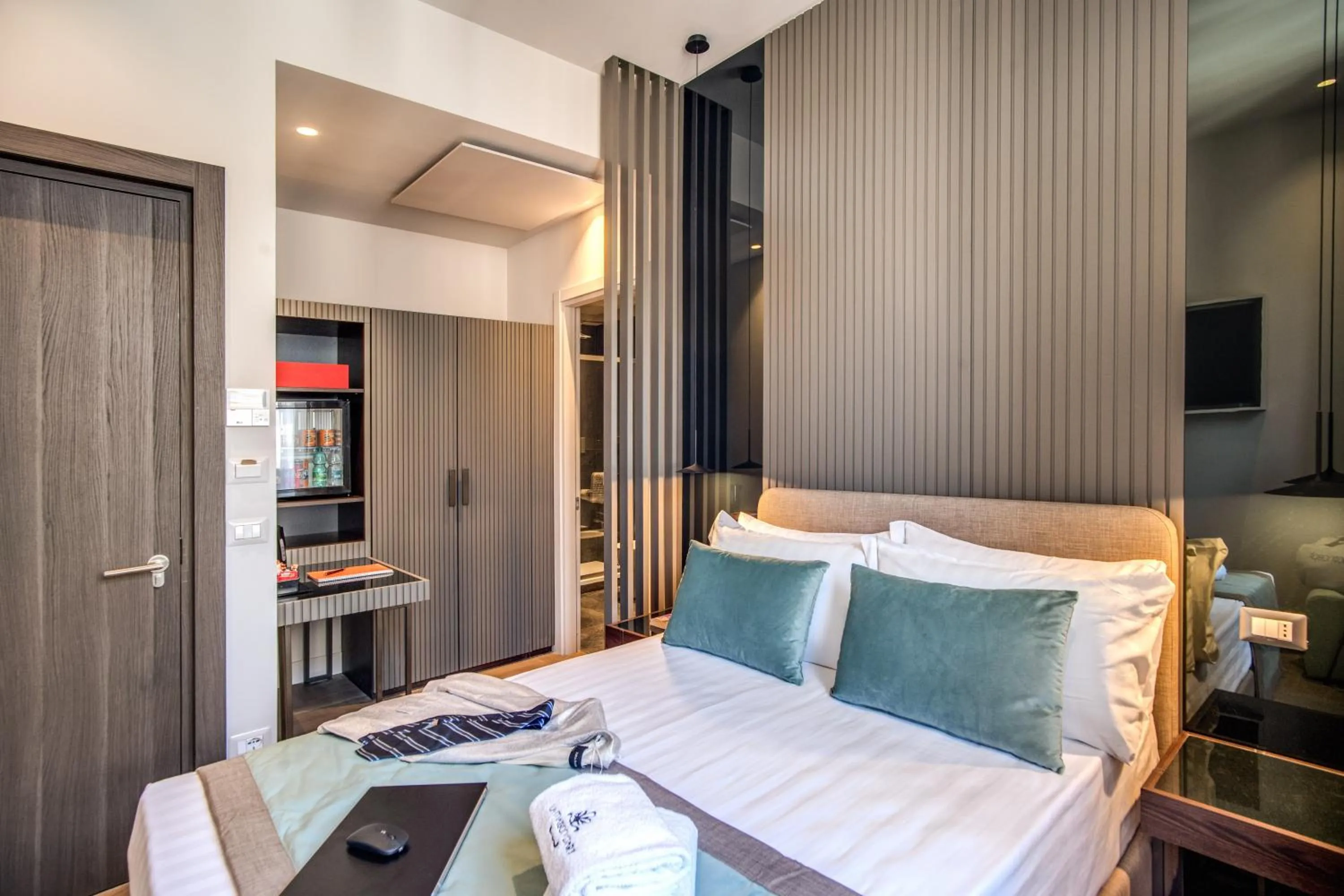 Bed in Hotel 77 Seventy-Seven - Maison D'Art Collection