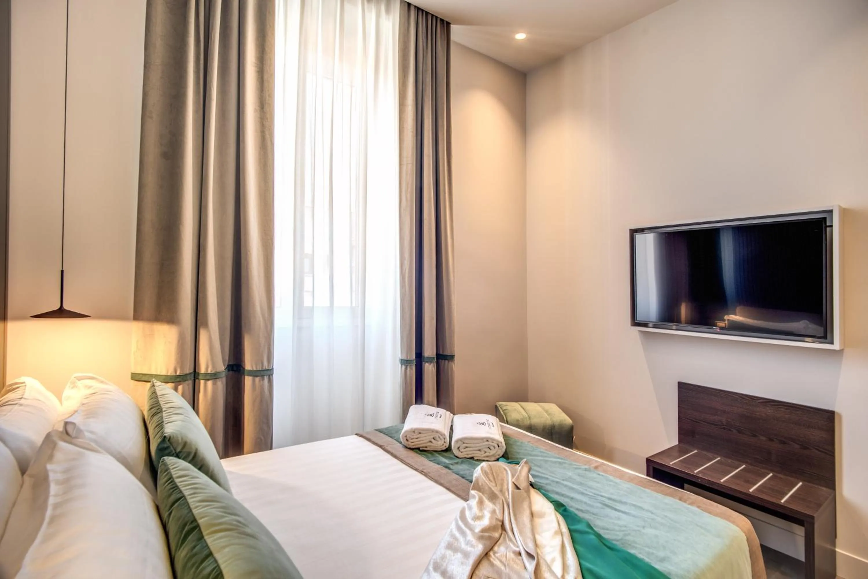 Bed in Hotel 77 Seventy-Seven - Maison D'Art Collection