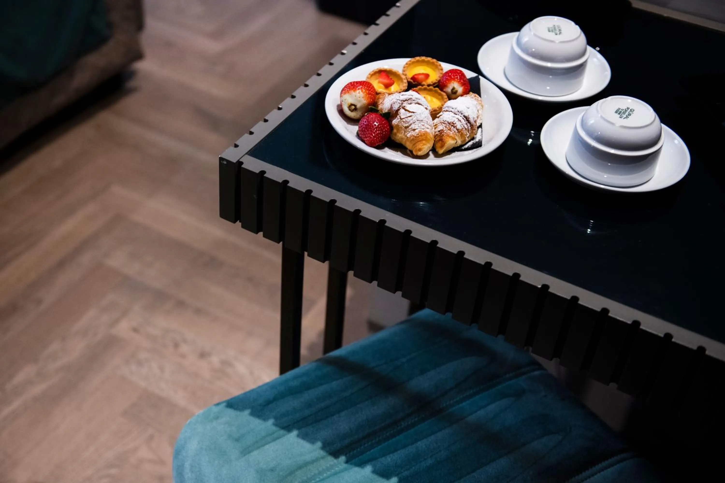 Food and drinks in Hotel 77 Seventy-Seven - Maison D'Art Collection