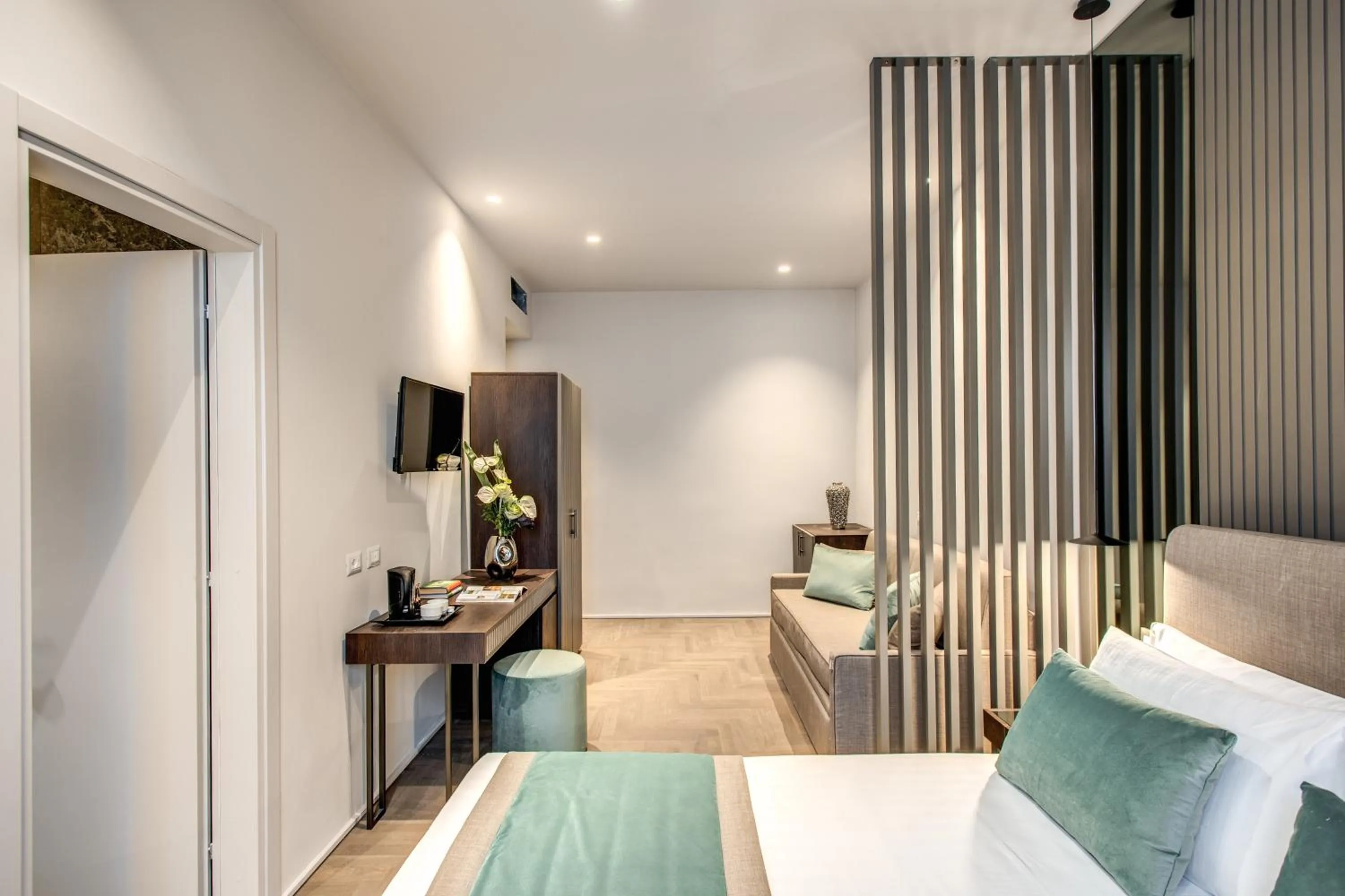 TV and multimedia, Bed in Hotel 77 Seventy-Seven - Maison D'Art Collection