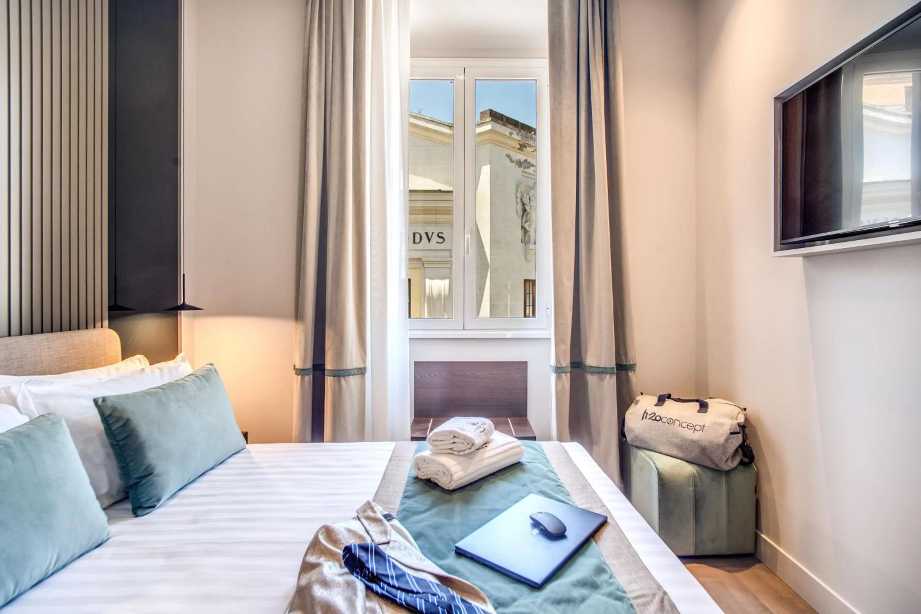 Bed in Hotel 77 Seventy-Seven - Maison D'Art Collection