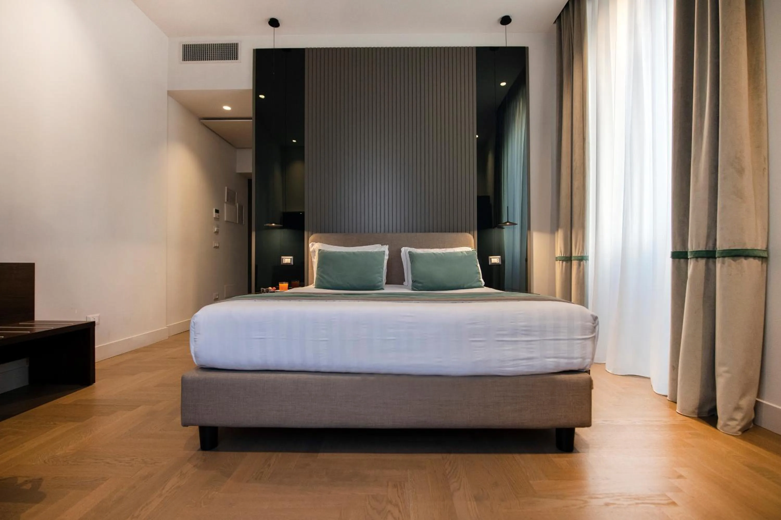 Bed in Hotel 77 Seventy-Seven - Maison D'Art Collection