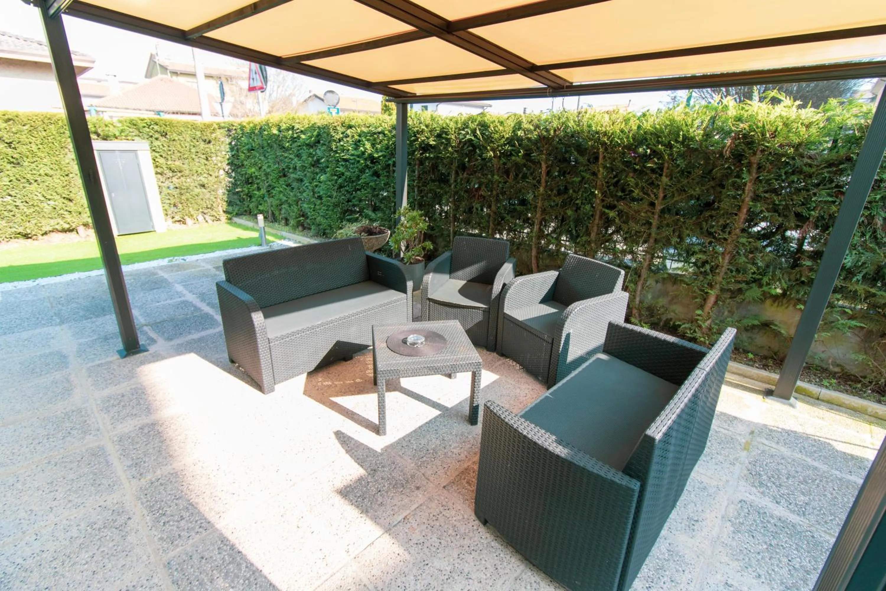 Garden in GreenColors DEPENDANCE