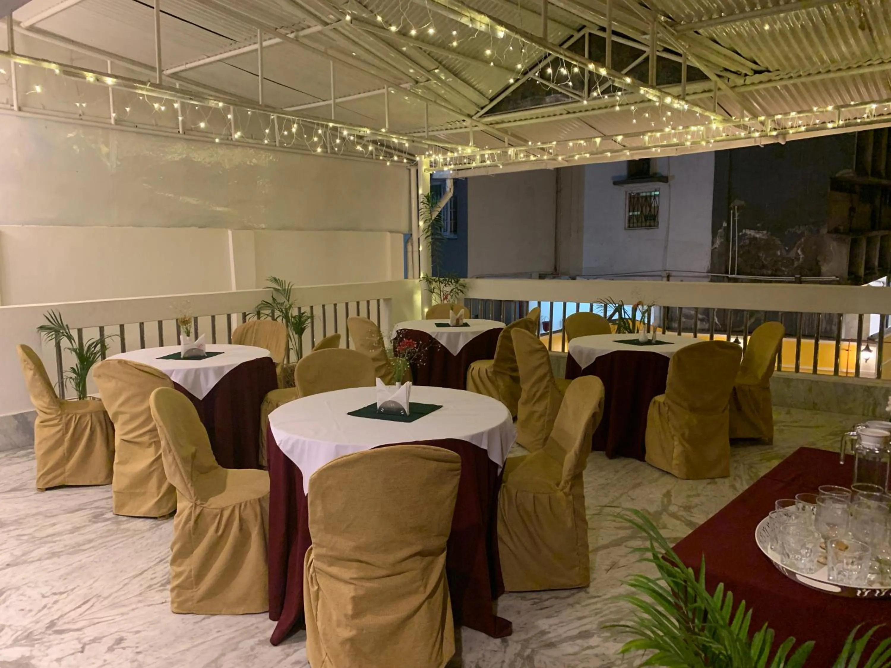 Restaurant/places to eat in Hotel Saluja