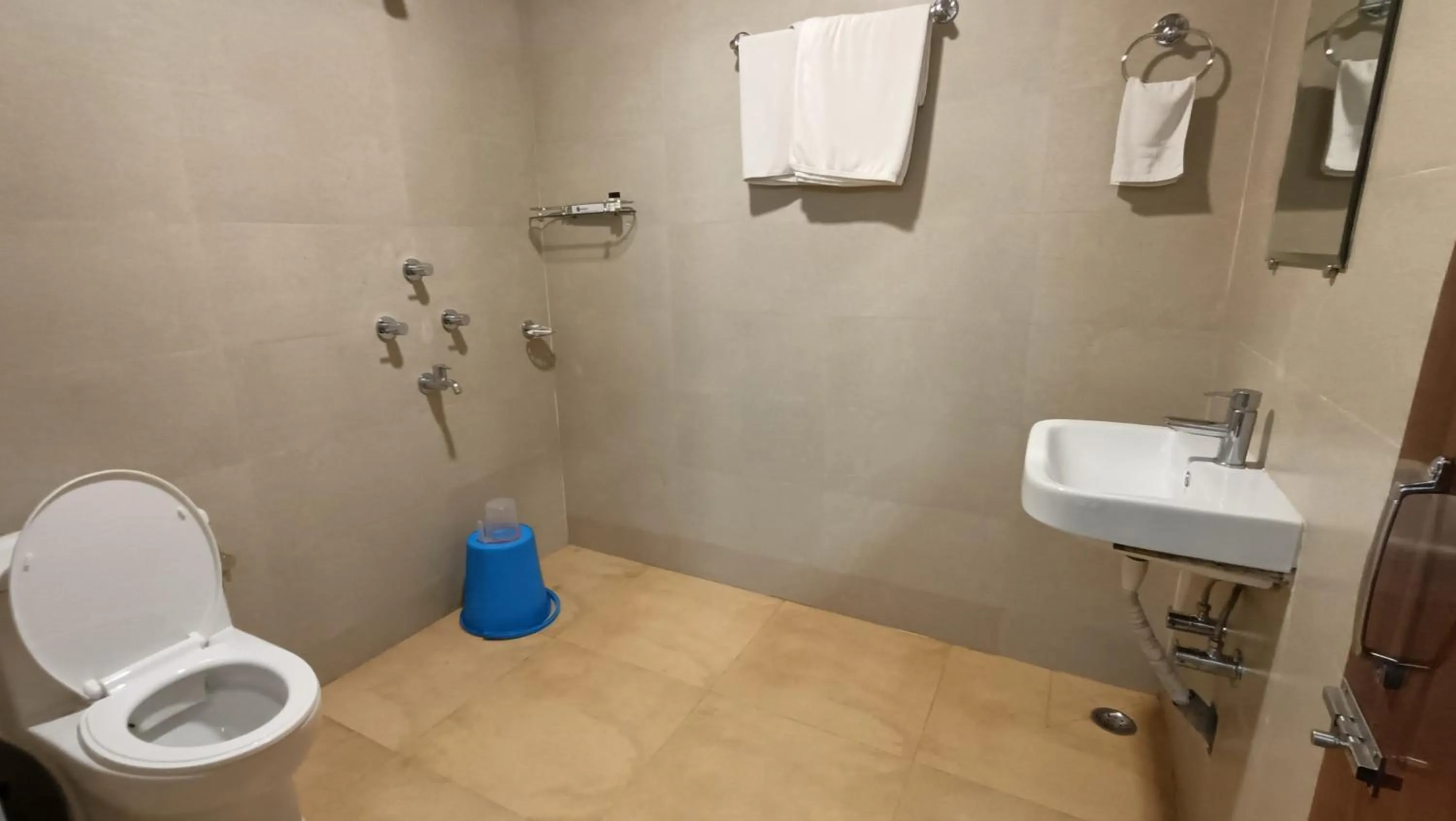 Bathroom in Hotel Saluja