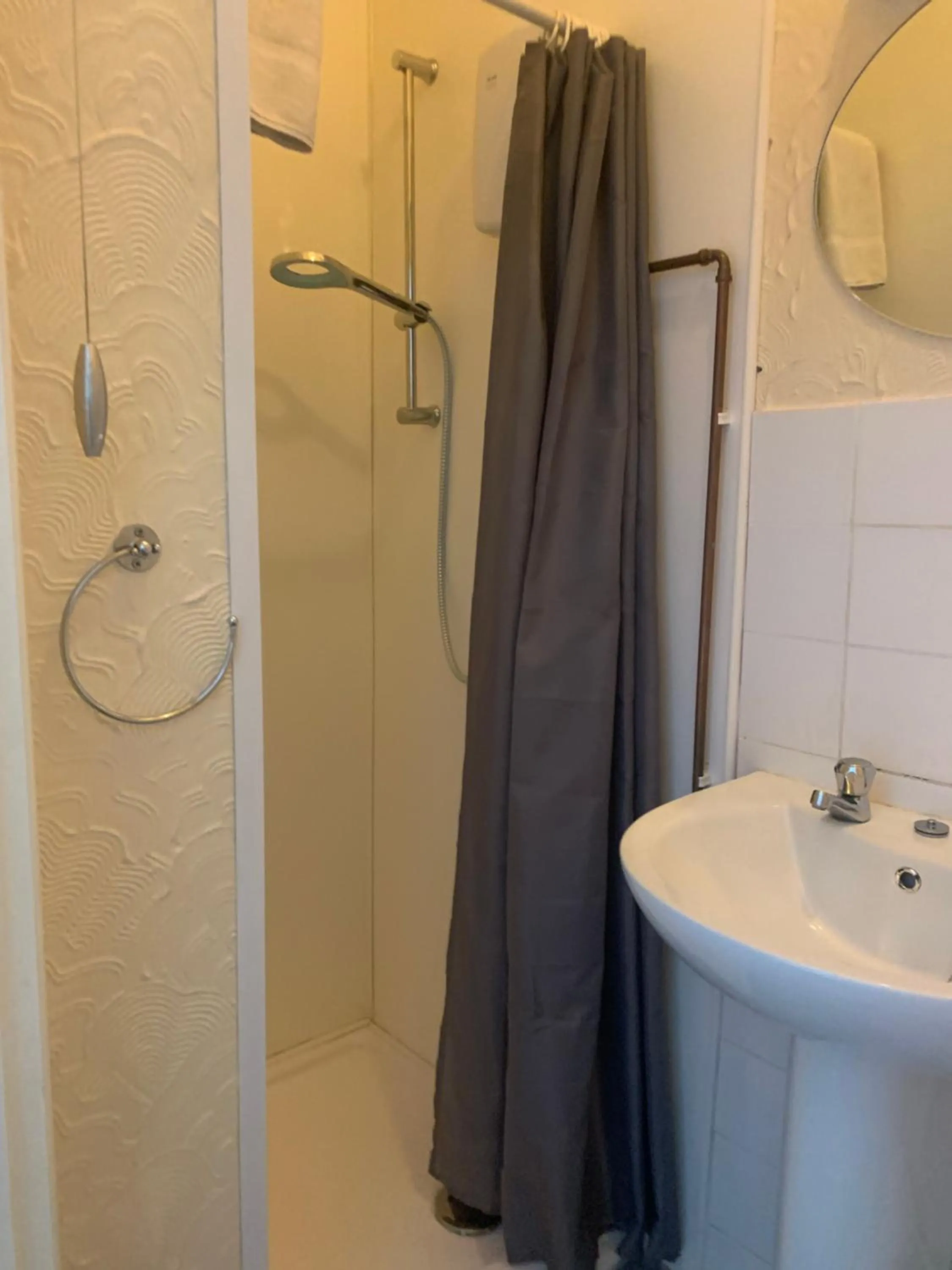 Shower in roosevelt lodge