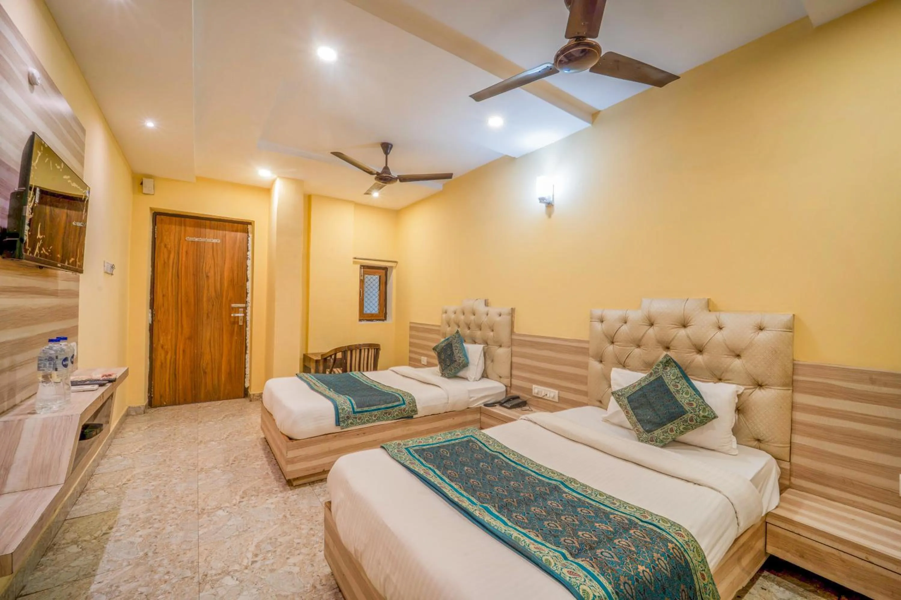 TV and multimedia, Bed in HOTEL AUGUSTO