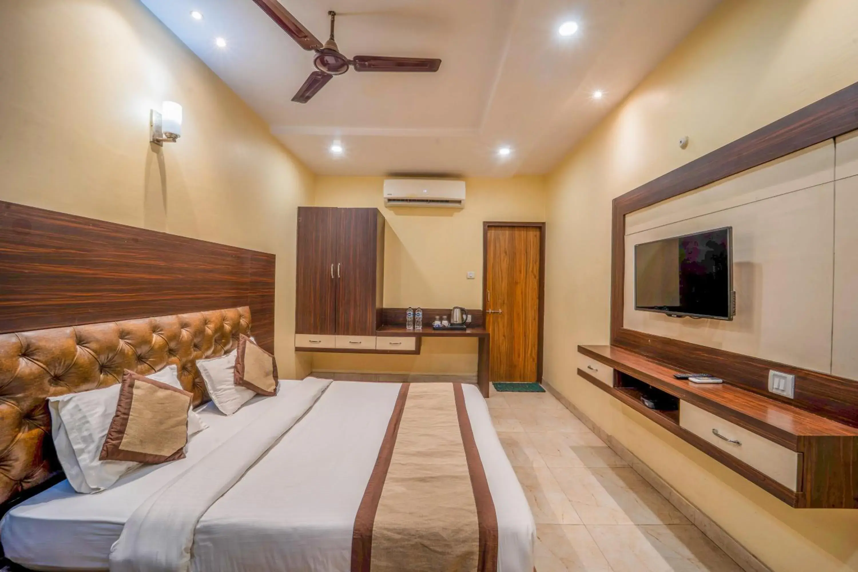 Bed in HOTEL AUGUSTO Bed in HOTEL AUGUSTO