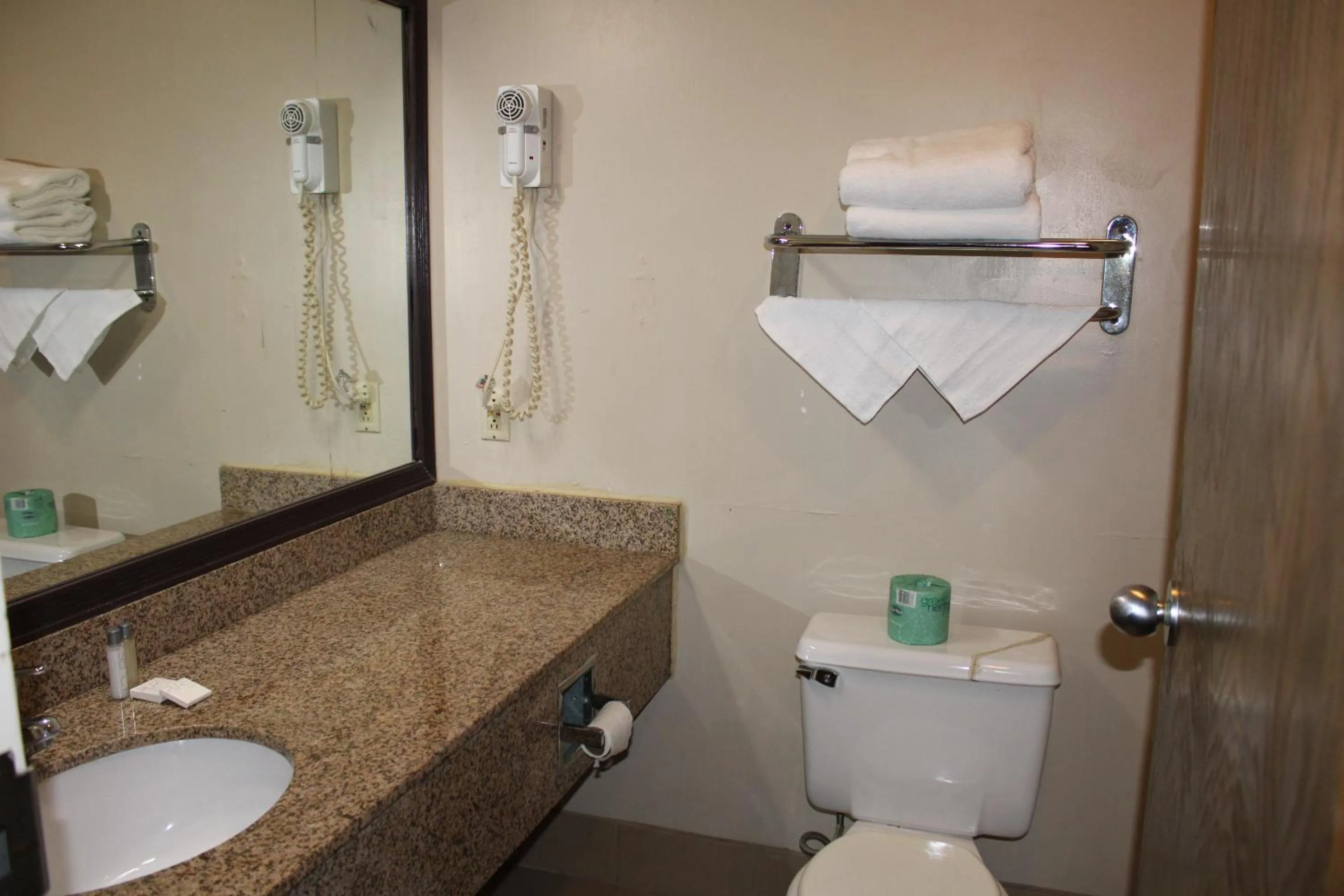 Bathroom in Apm Inn & Suites