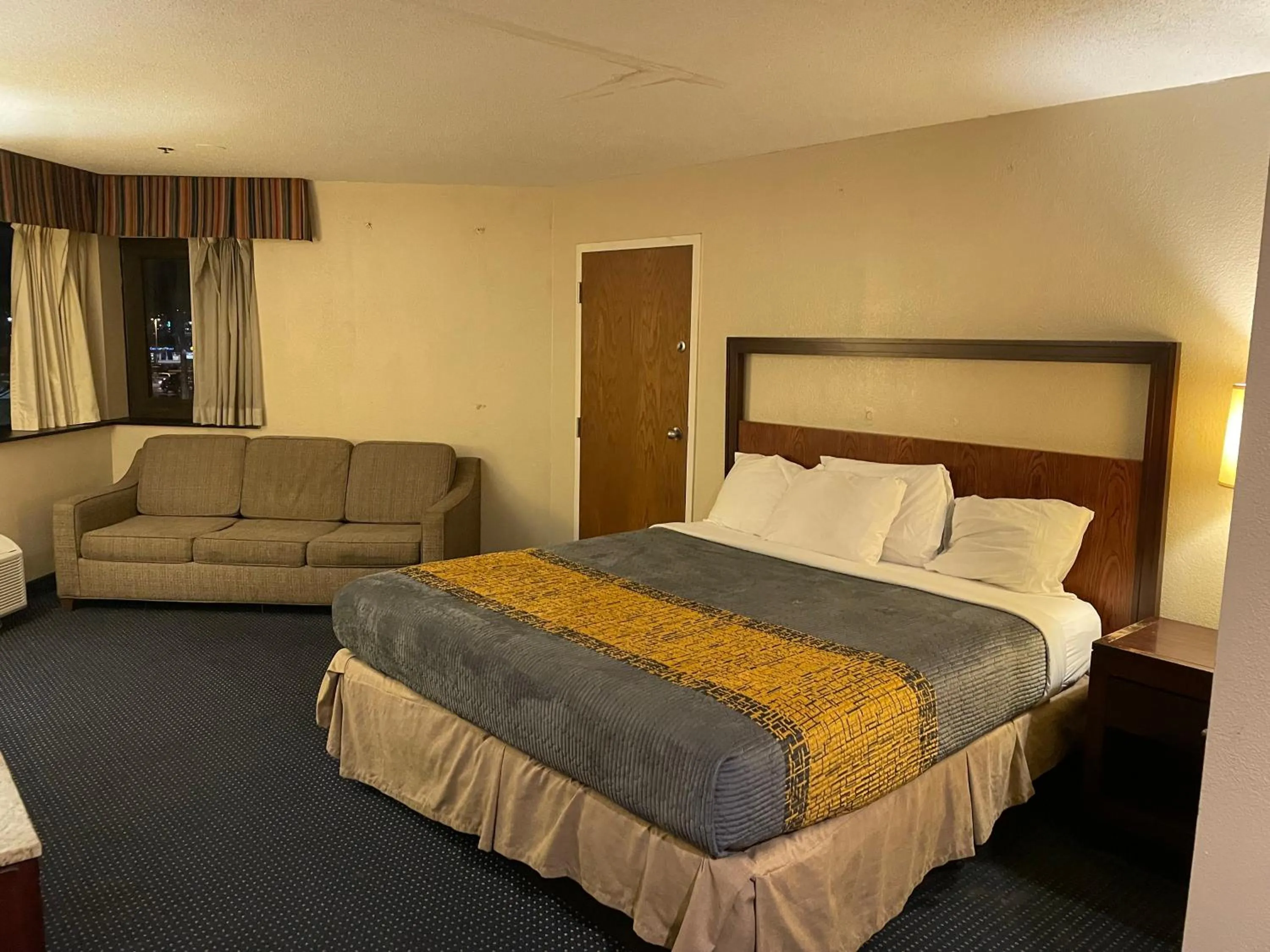 Bed in Apm Inn & Suites