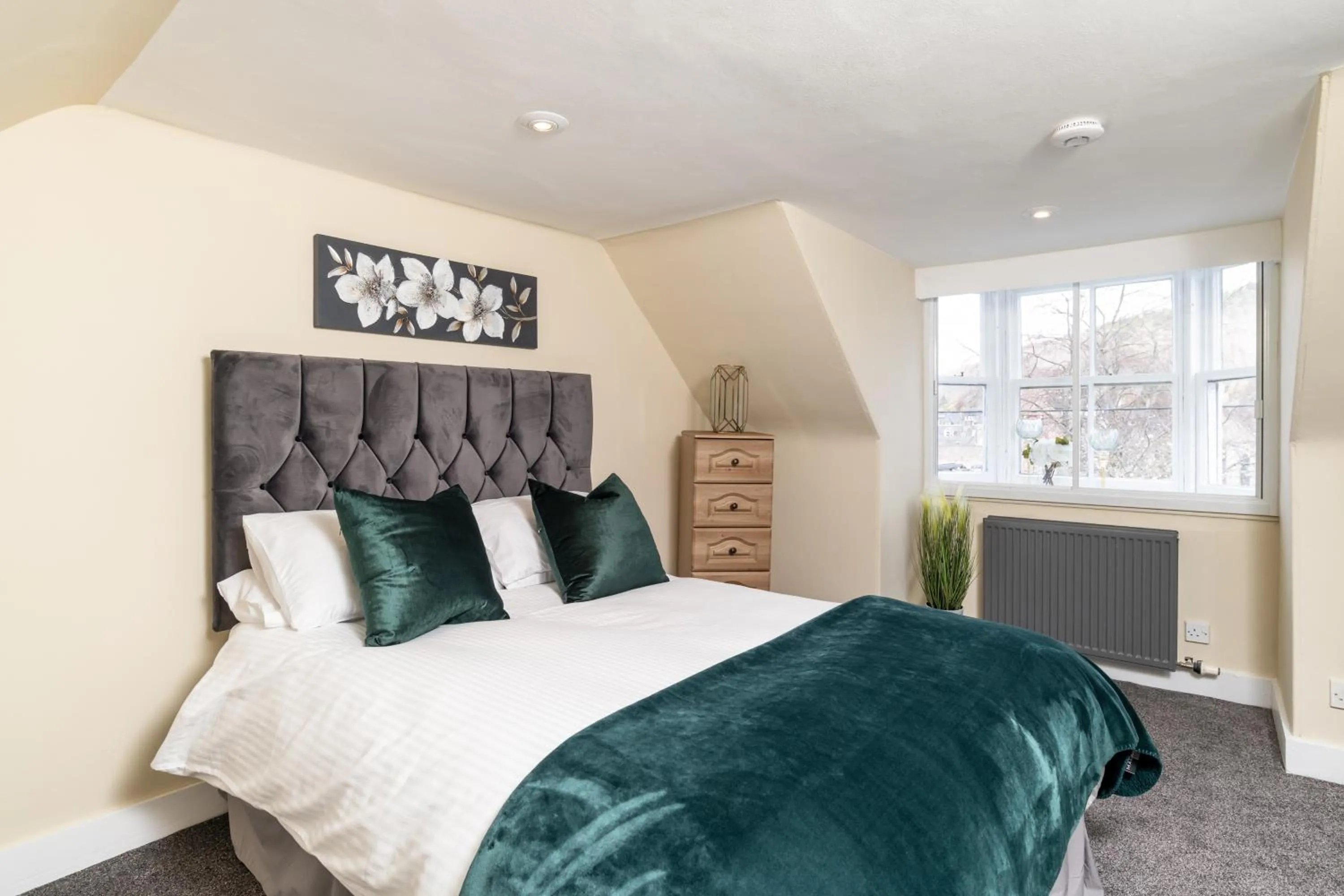 Bed in The Green Inn Rooms