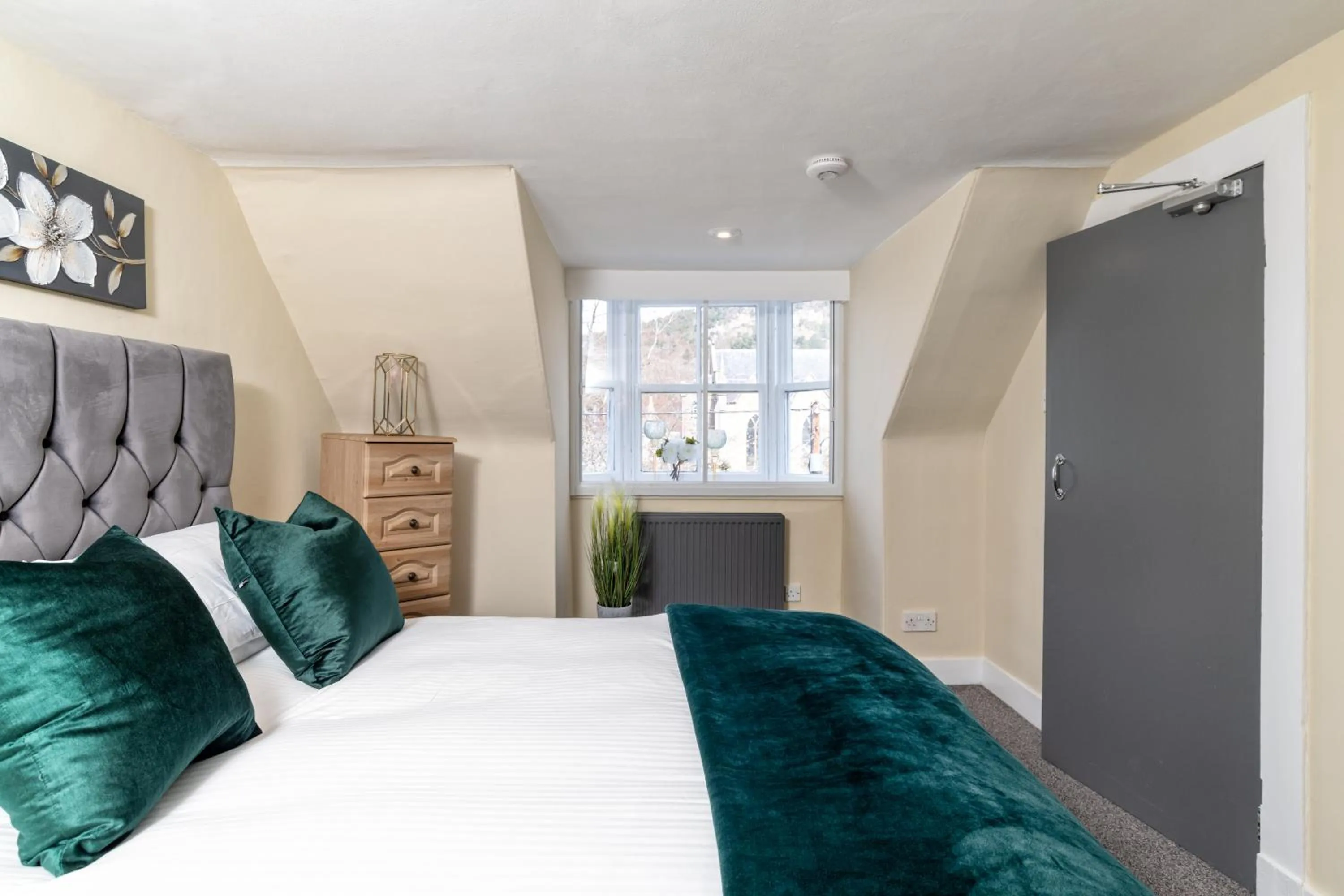 Bed in The Green Inn Rooms